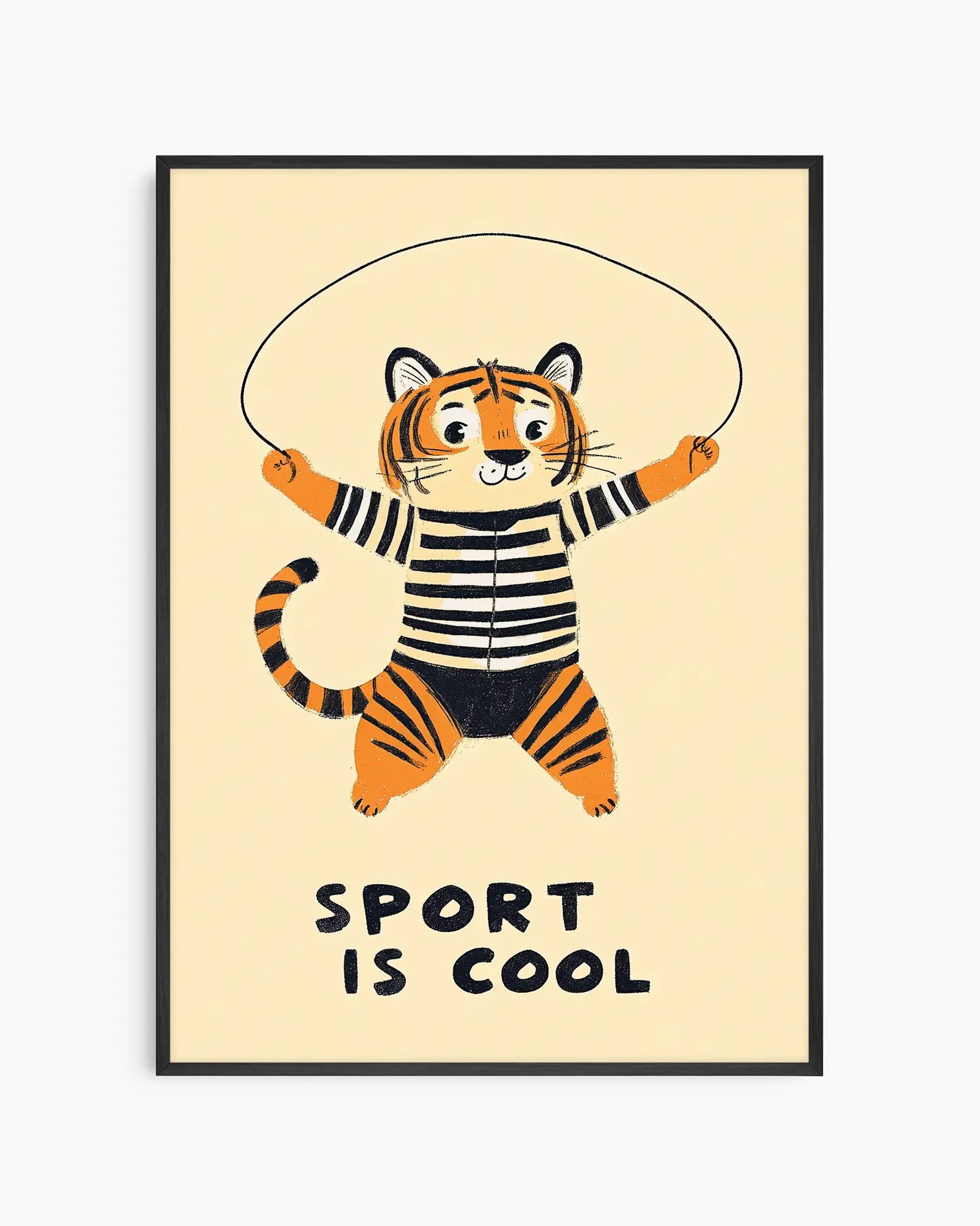 Barntavla med en lekfull tiger som hoppar hopprep och texten "Sport is cool", inramad i svart träram för ett modernt och tydligt uttryck.