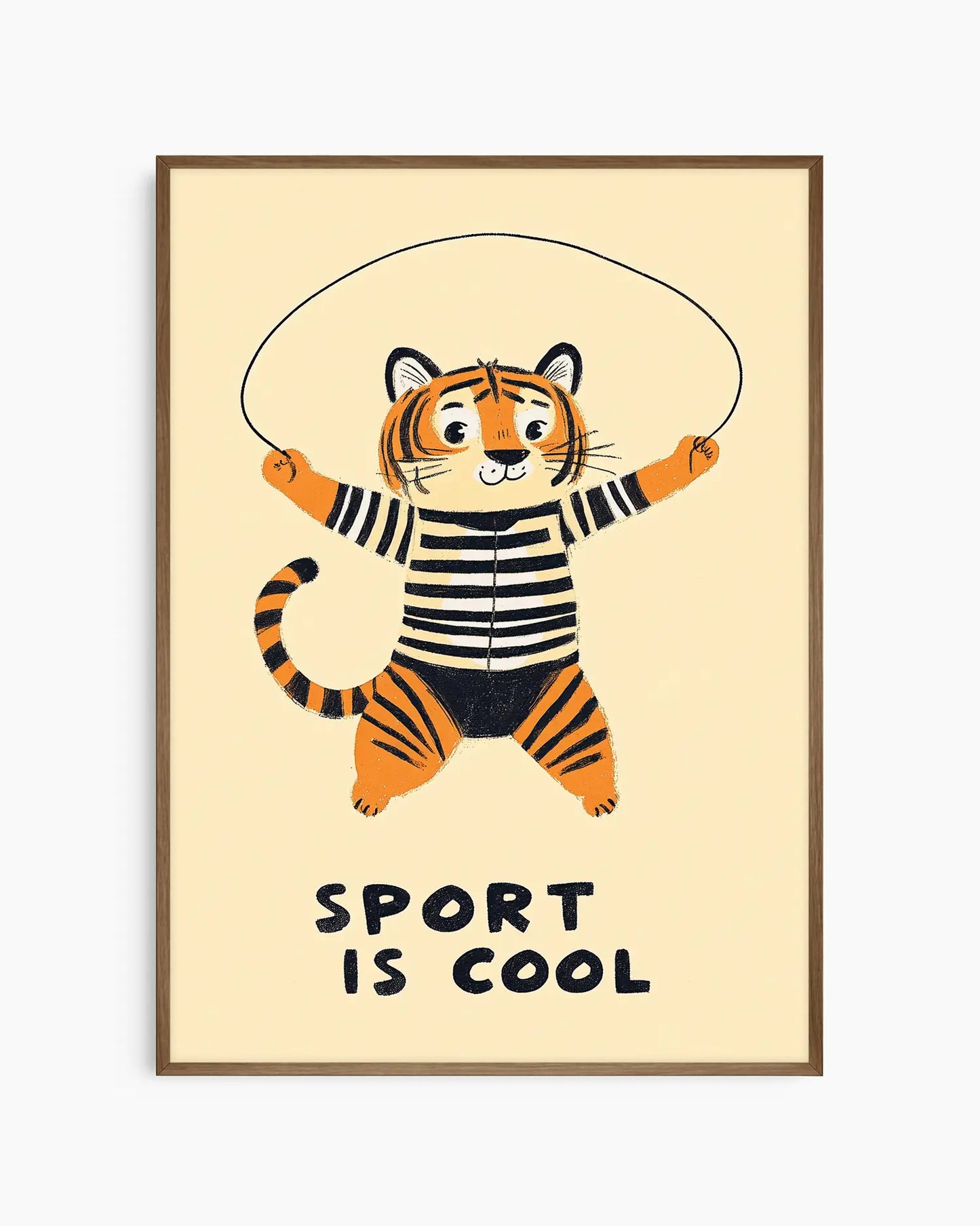 Barnrumstavla med en söt tiger som hoppar hopprep och texten "Sport is cool", inramad i mörk ekram som ger motivet ett varmt och harmoniskt djup.