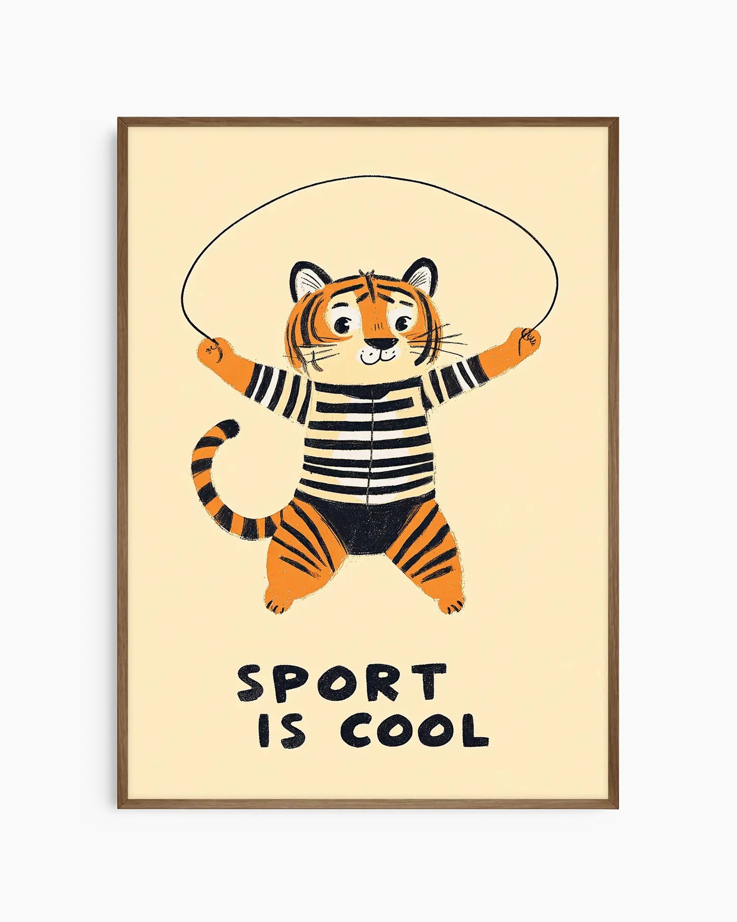 Barnrumstavla med en söt tiger som hoppar hopprep och texten "Sport is cool", inramad i mörk ekram som ger motivet ett varmt och harmoniskt djup.