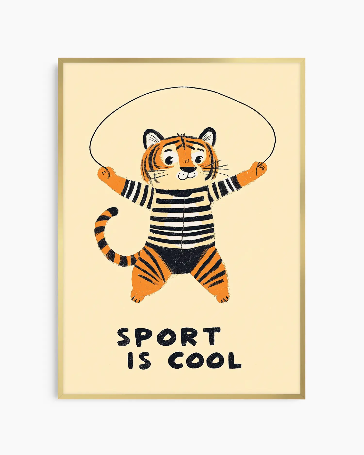 Barntavla med sportig tiger och texten "Sport is cool", inramad i guld aluminiumram som tillför en mjuk och glansfull elegans.