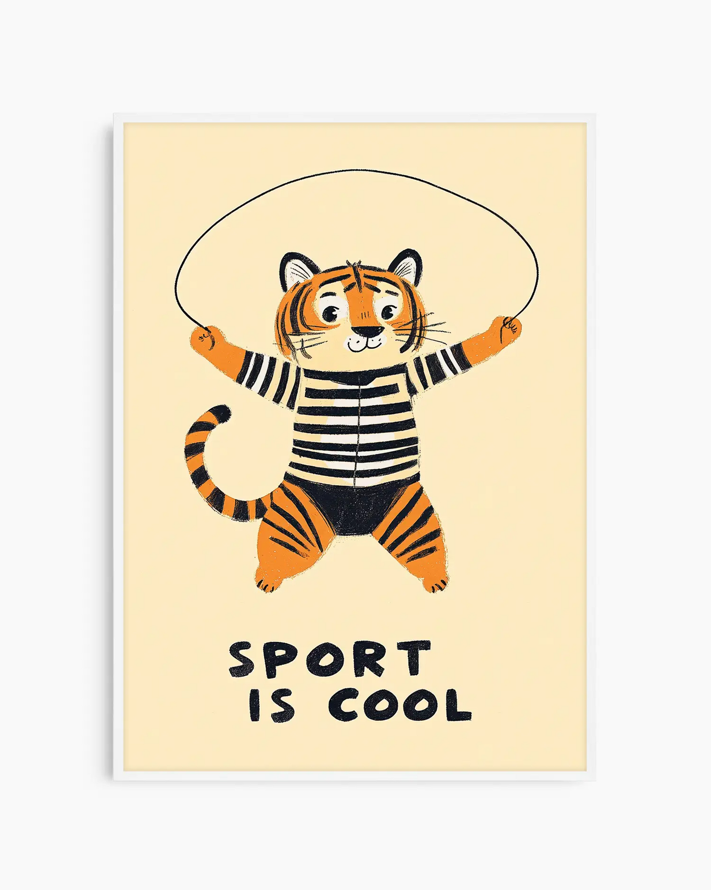 Barntavla med tiger på hopprep och texten "Sport is cool", inramad i vit träram som ger ett ljust och lekfullt uttryck.
