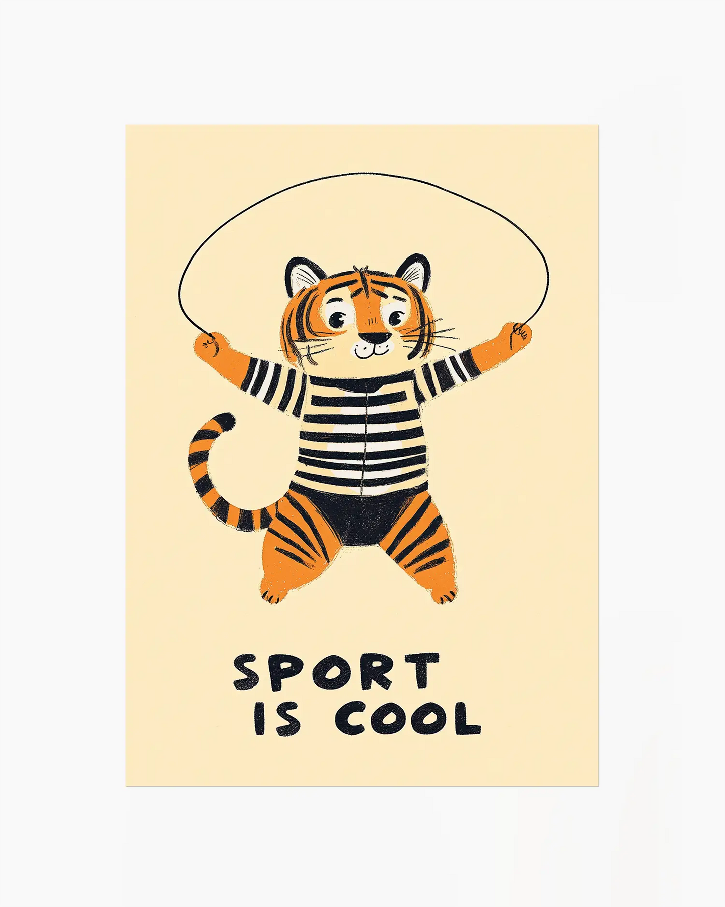 Barnrumstavla med en sportig och glad tiger som hoppar hopprep och texten "Sport is cool", ett energifyllt motiv som inspirerar till rörelse och lek.
