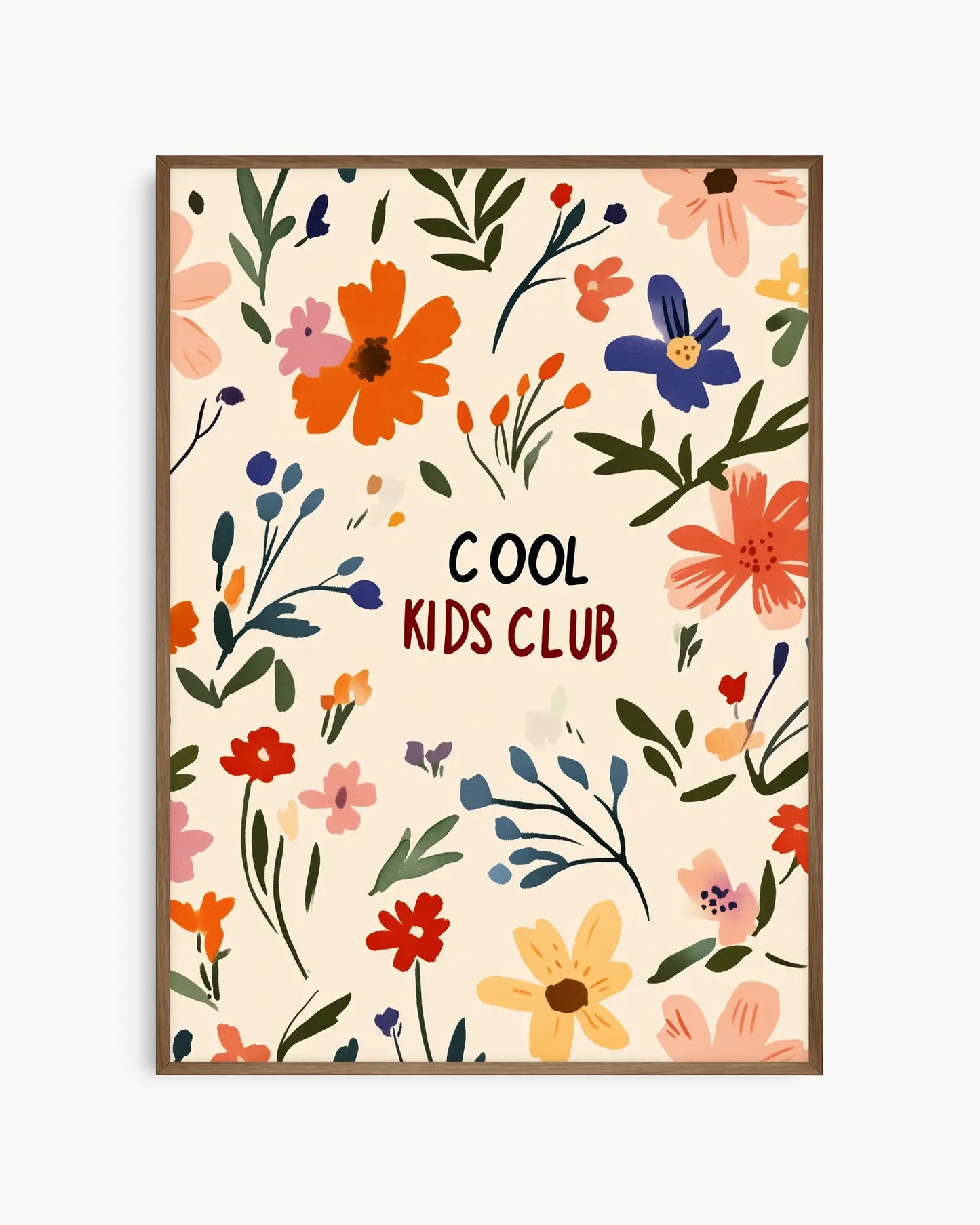 Barnrumstavla med blomsterillustrationer och texten "Cool Kids Club", inramad i mörk ekram som ger motivet ett varmt och stilfullt djup.