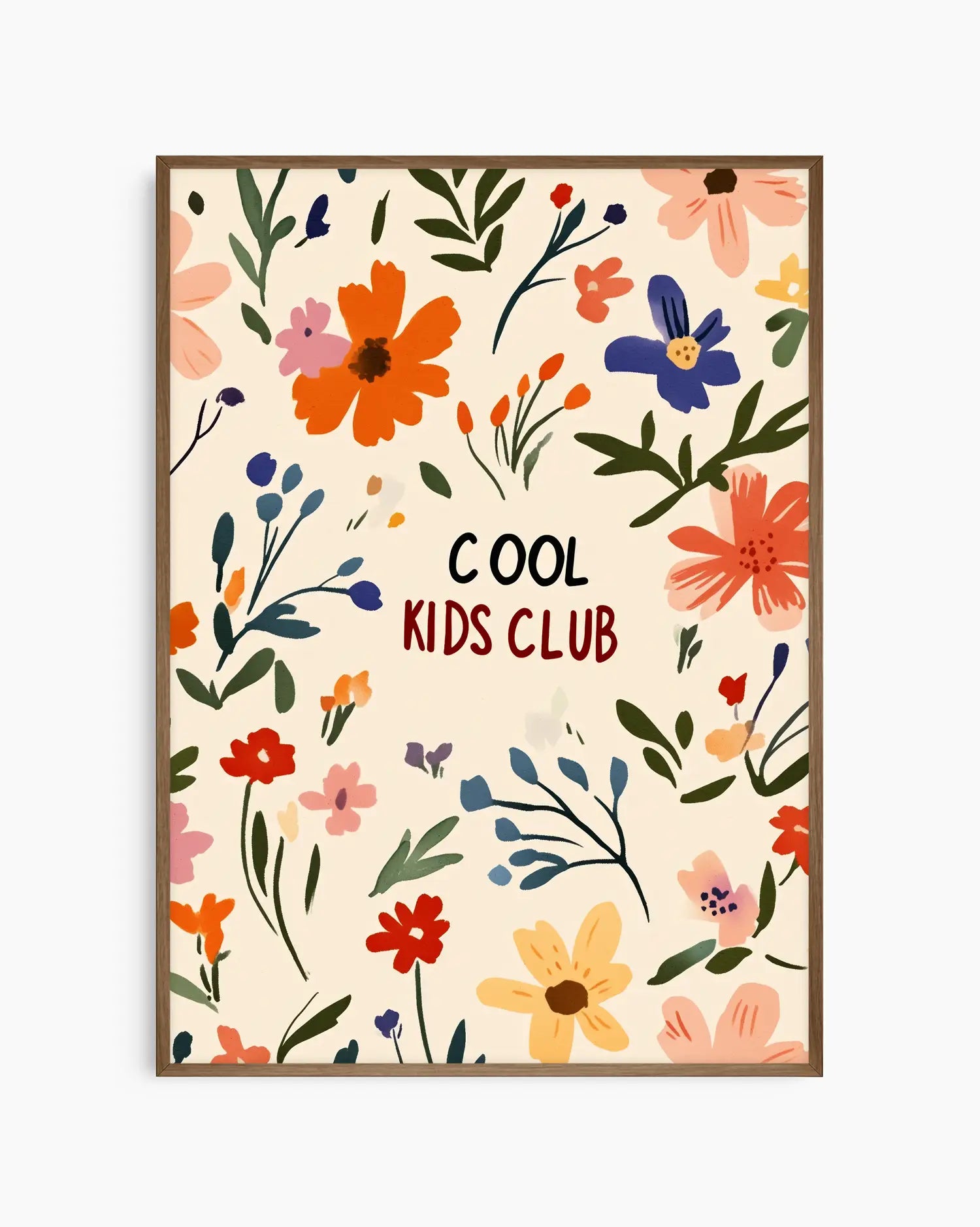 Barnrumstavla med blomsterillustrationer och texten "Cool Kids Club", inramad i mörk ekram som ger motivet ett varmt och stilfullt djup.