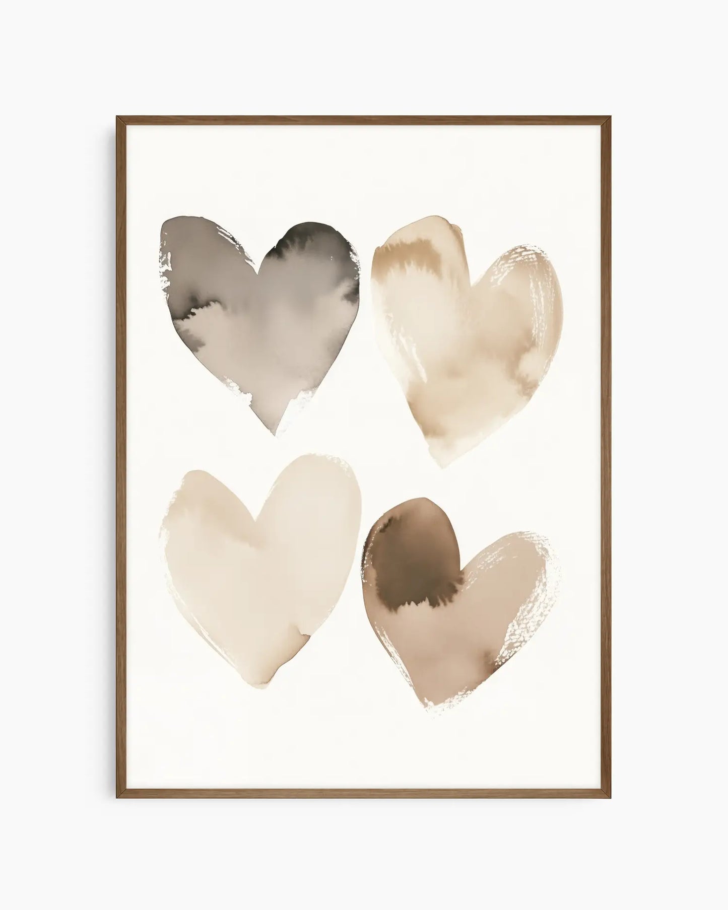 Barnrumstavla med fyra akvarellmålade hjärtan i lugna beige nyanser, inramad i mörk ekram som ger motivet värme och djup.