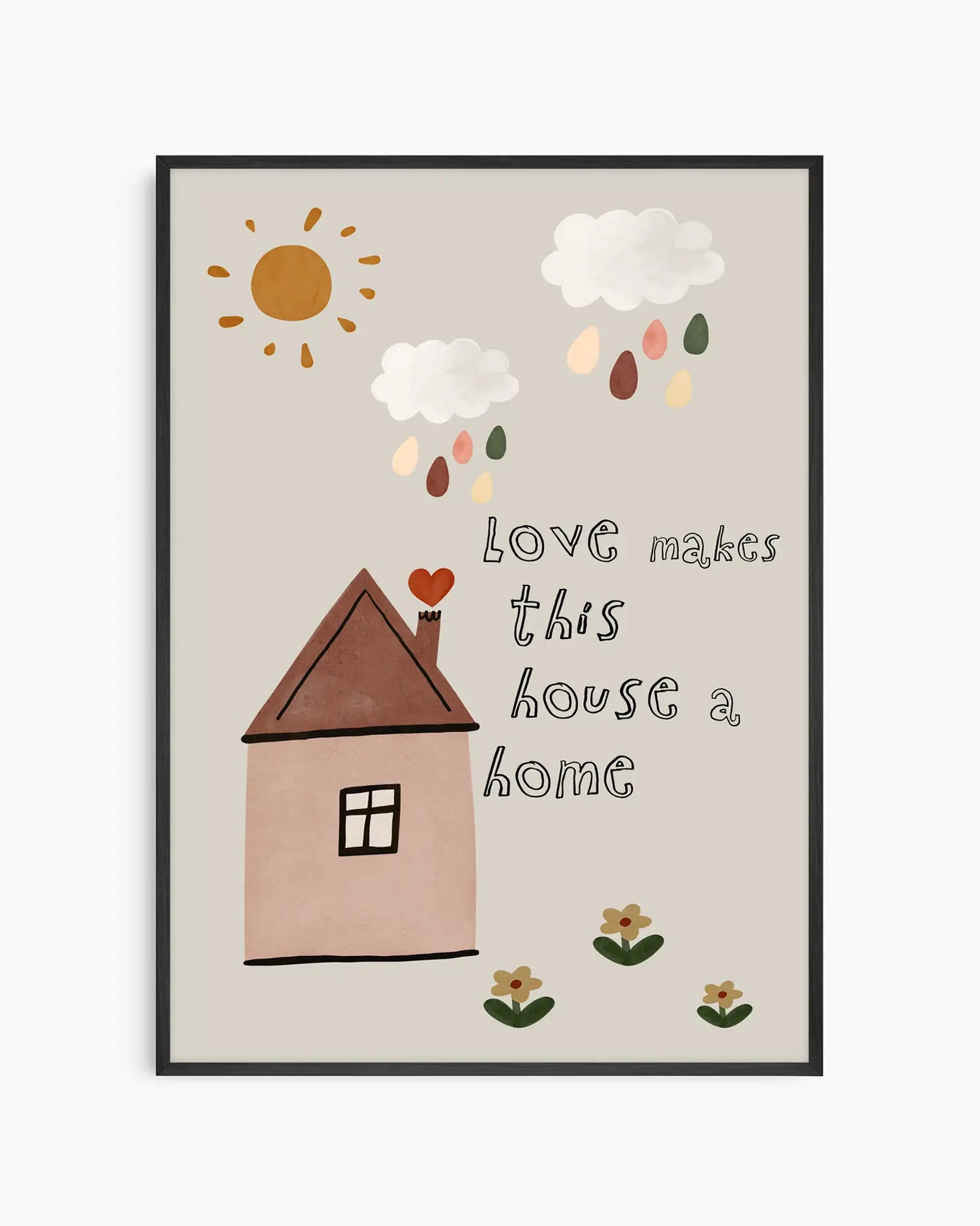 Barntavla med ett illustrerat hus, sol och färgglada regndroppar, inramad i svart träram. Texten “love makes this house a home” ger ett varmt och hemtrevligt uttryck.