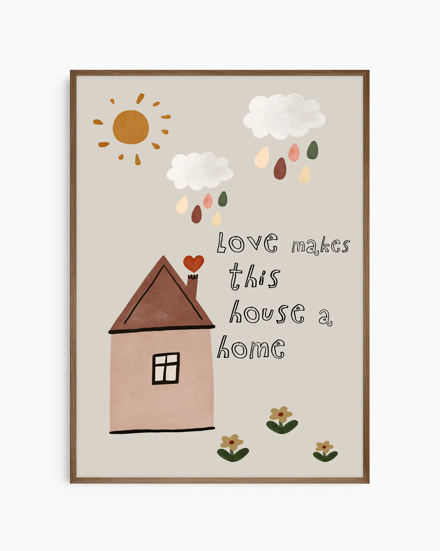 Barnrumstavla med ett mjukt och lekfullt motiv av hus, moln och sol, inramad i mörk ekram. Texten “love makes this house a home” skapar en kärleksfull känsla.