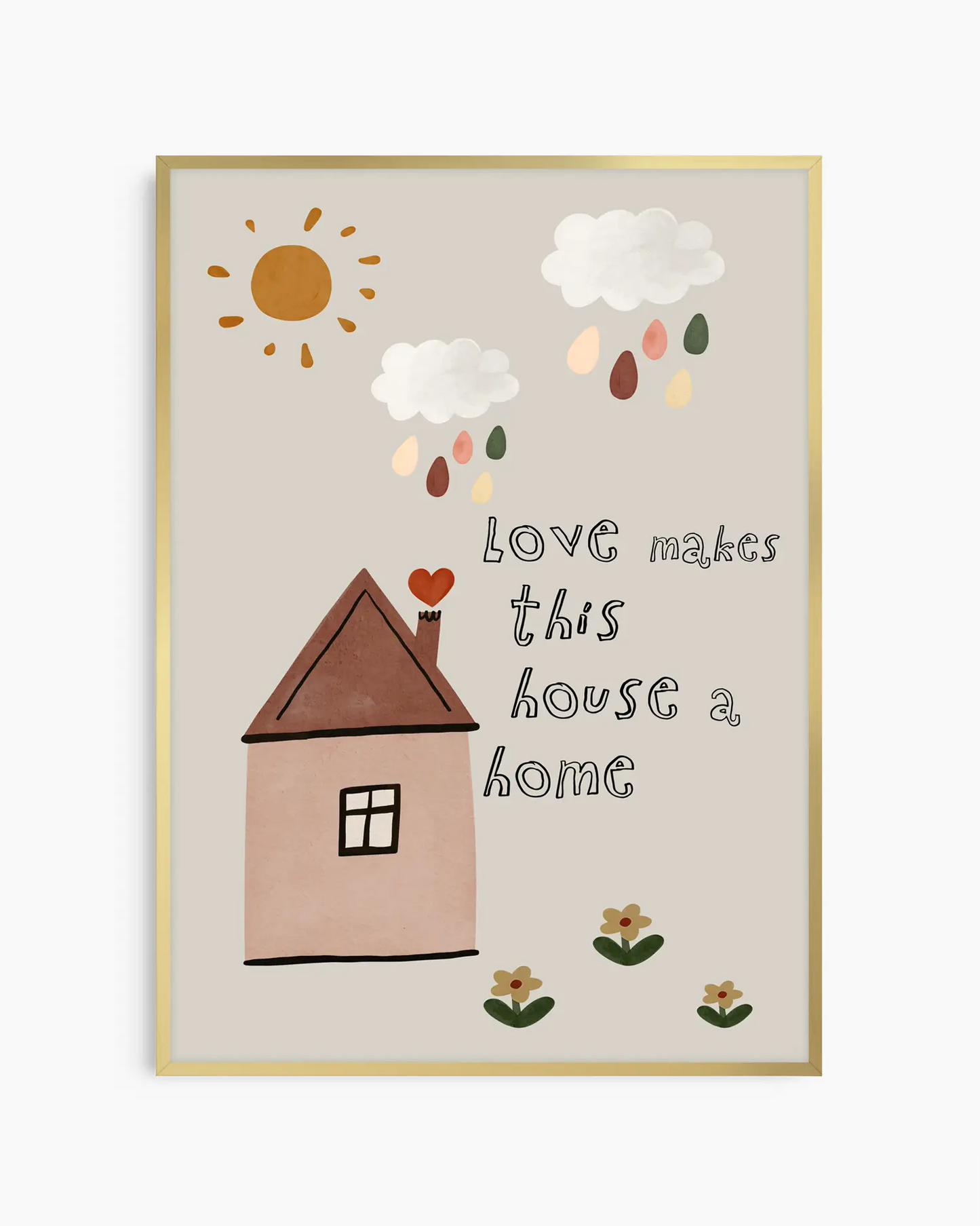 Barntavla med ett charmigt husmotiv, sol och pastellfärgade regndroppar, inramad i guld aluminiumram. Texten “love makes this house a home” lyfter fram hemmets värme.