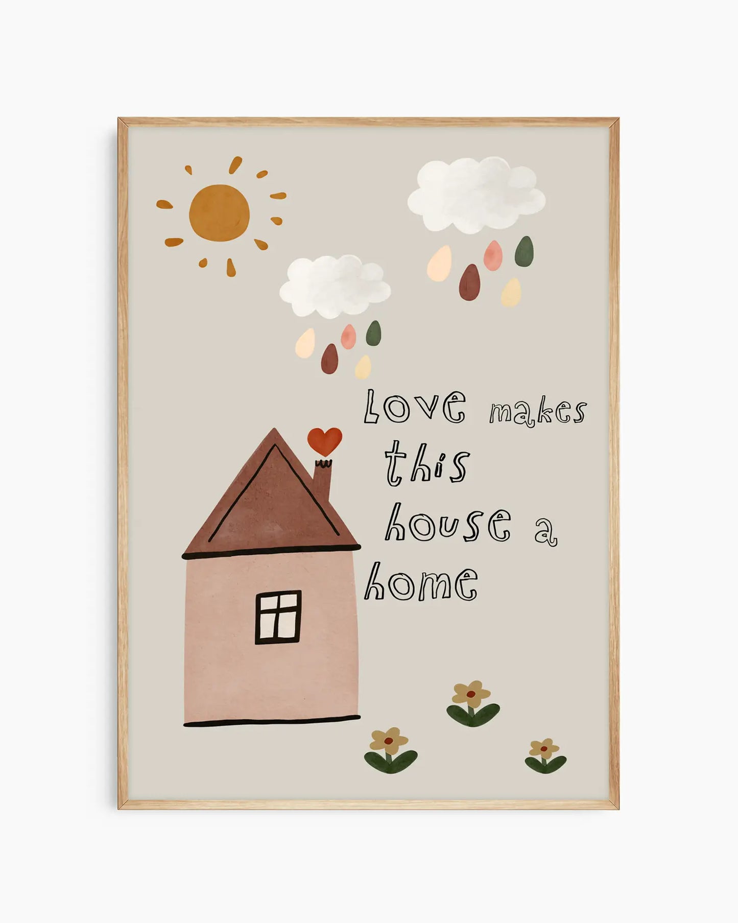 Barnrumstavla med hus, blommor och mjuka färger, inramad i ekram. Texten “love makes this house a home” ger en trygg och poetisk ton.