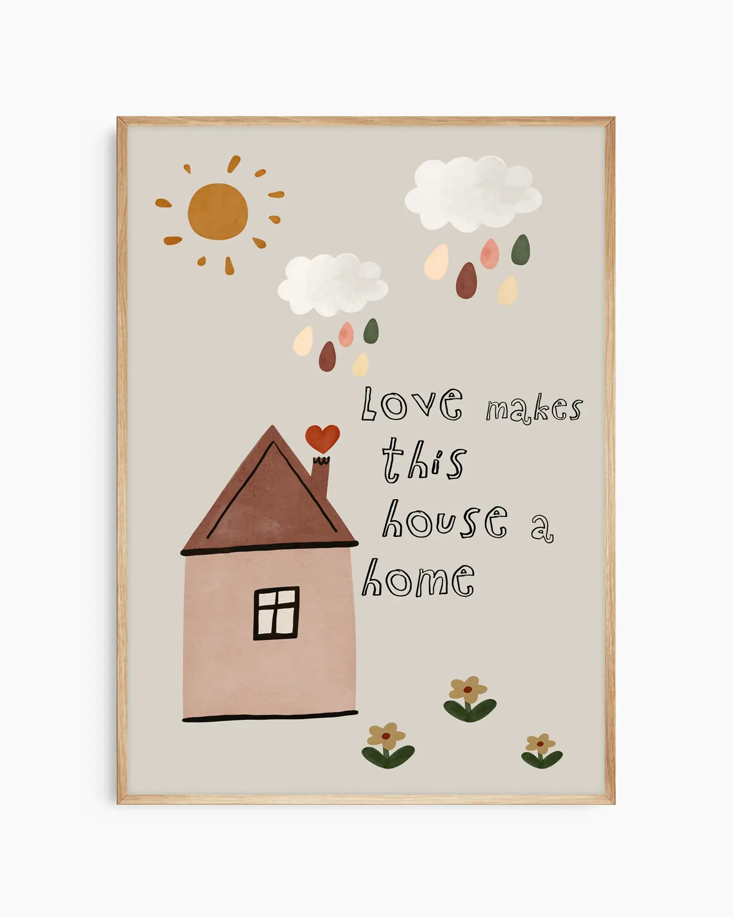 Barnrumstavla med hus, blommor och mjuka färger, inramad i ekram. Texten “love makes this house a home” ger en trygg och poetisk ton.