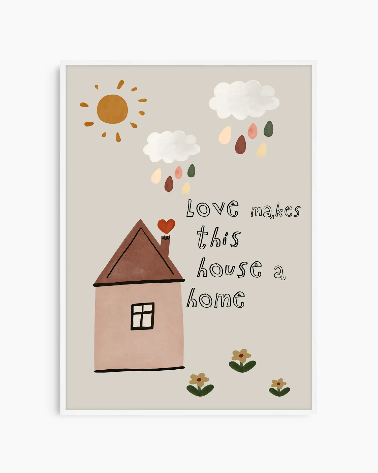 Barntavla med ett illustrerat hus och färgglada detaljer, inramad i vit träram. Texten “love makes this house a home” förstärker ett ljust och harmoniskt intryck.