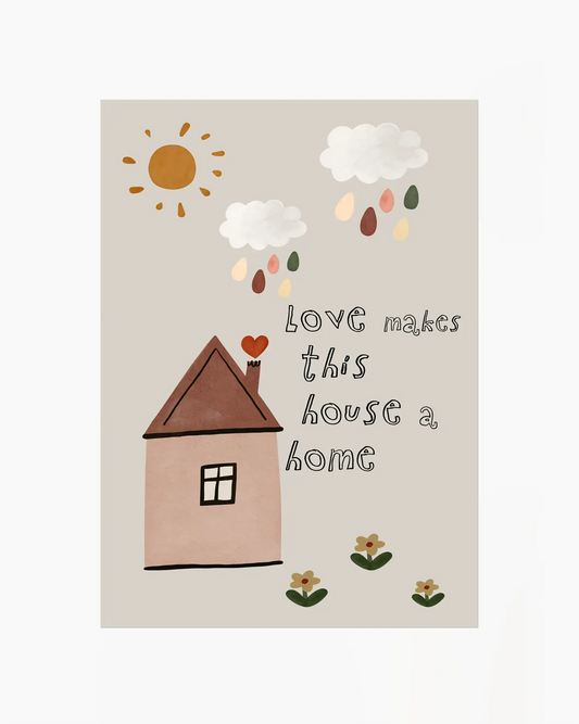 Barnrumstavla med ett handmålat hus, sol och regndroppar i mjuka färger tillsammans med texten “love makes this house a home”.