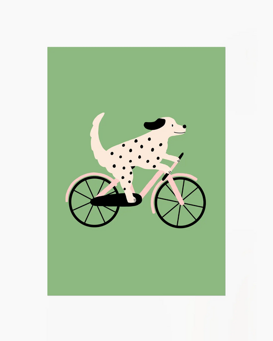 Barnrumstavla med en prickig hund som cyklar på en rosa cykel mot grön bakgrund.