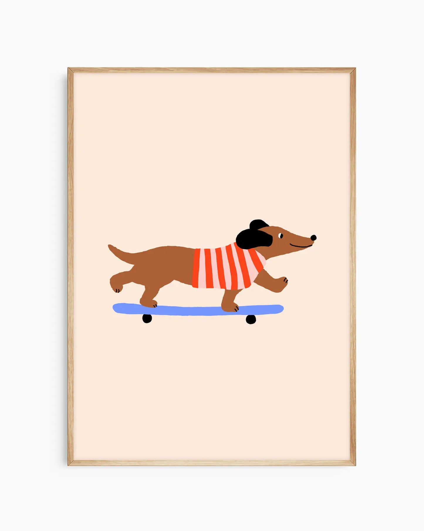 Barnrumstavla med skateboardåkande tax, inramad i ekram för en mjuk och naturlig känsla i rummet.