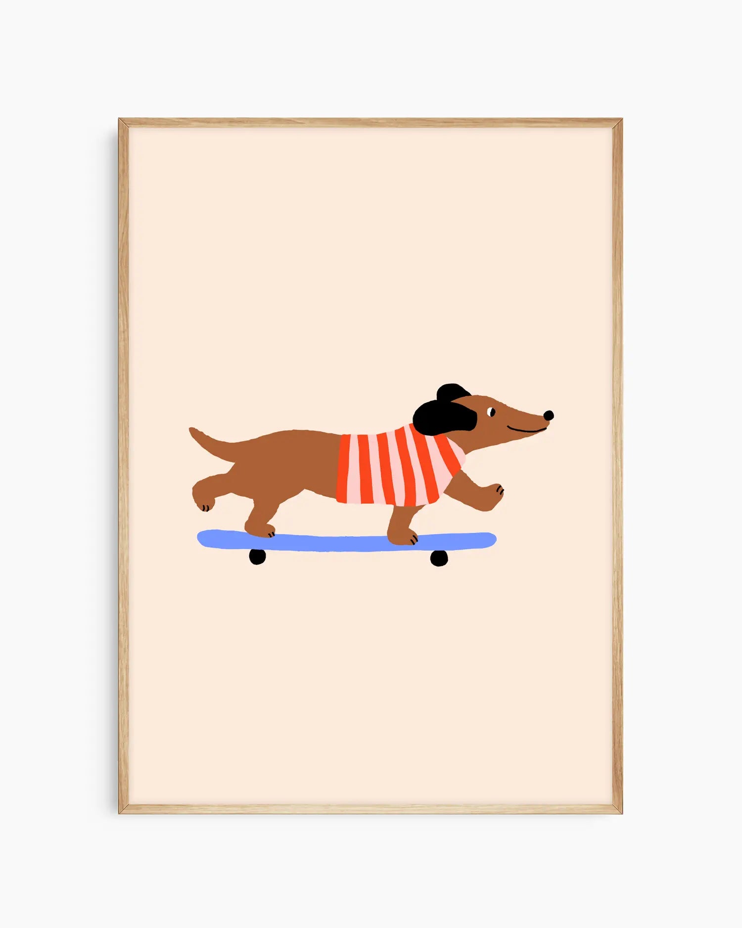 Barnrumstavla med skateboardåkande tax, inramad i ekram för en mjuk och naturlig känsla i rummet.