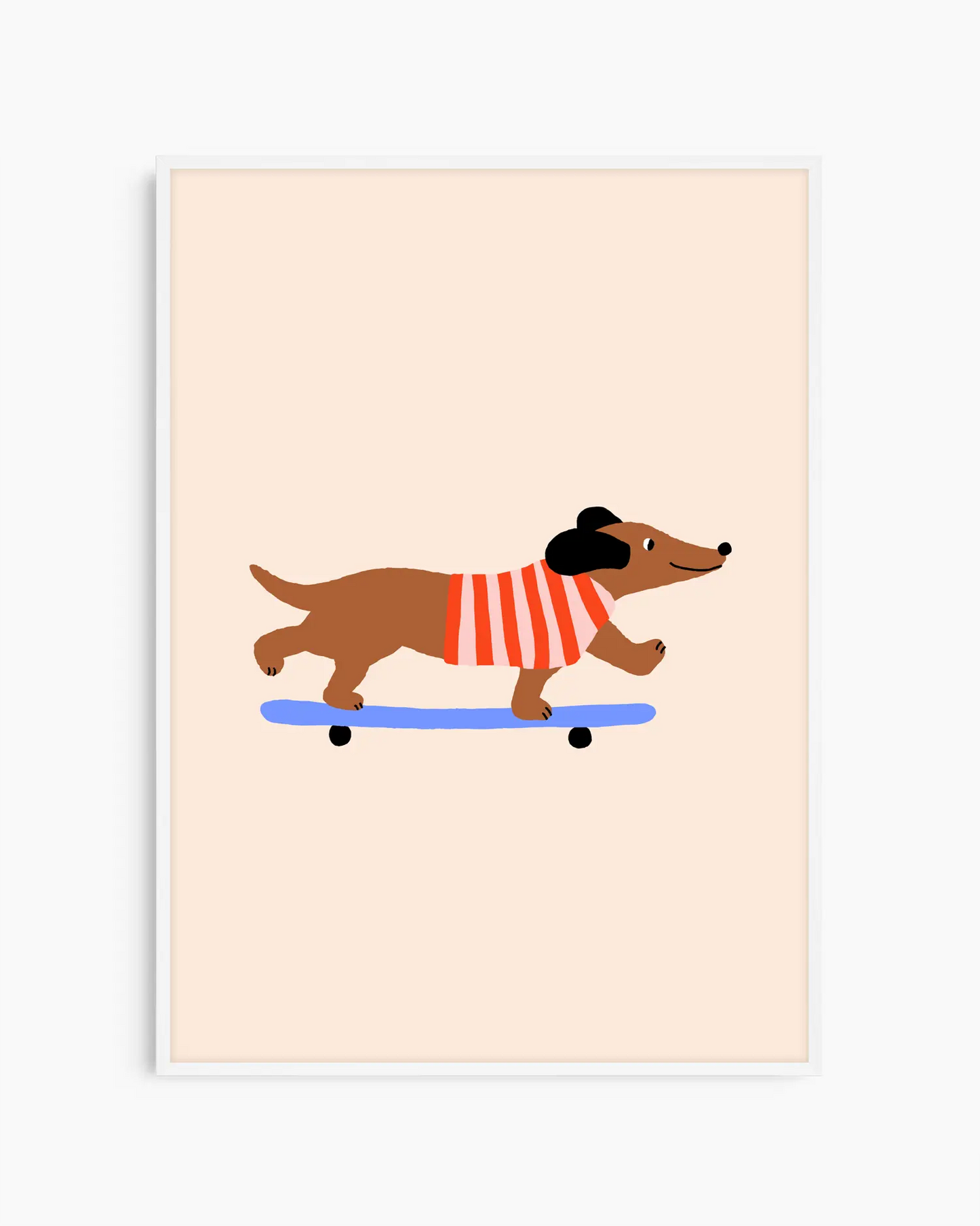 Barntavla med glad tax på skateboard, inramad i vit träram som skapar ett ljust och luftigt uttryck.