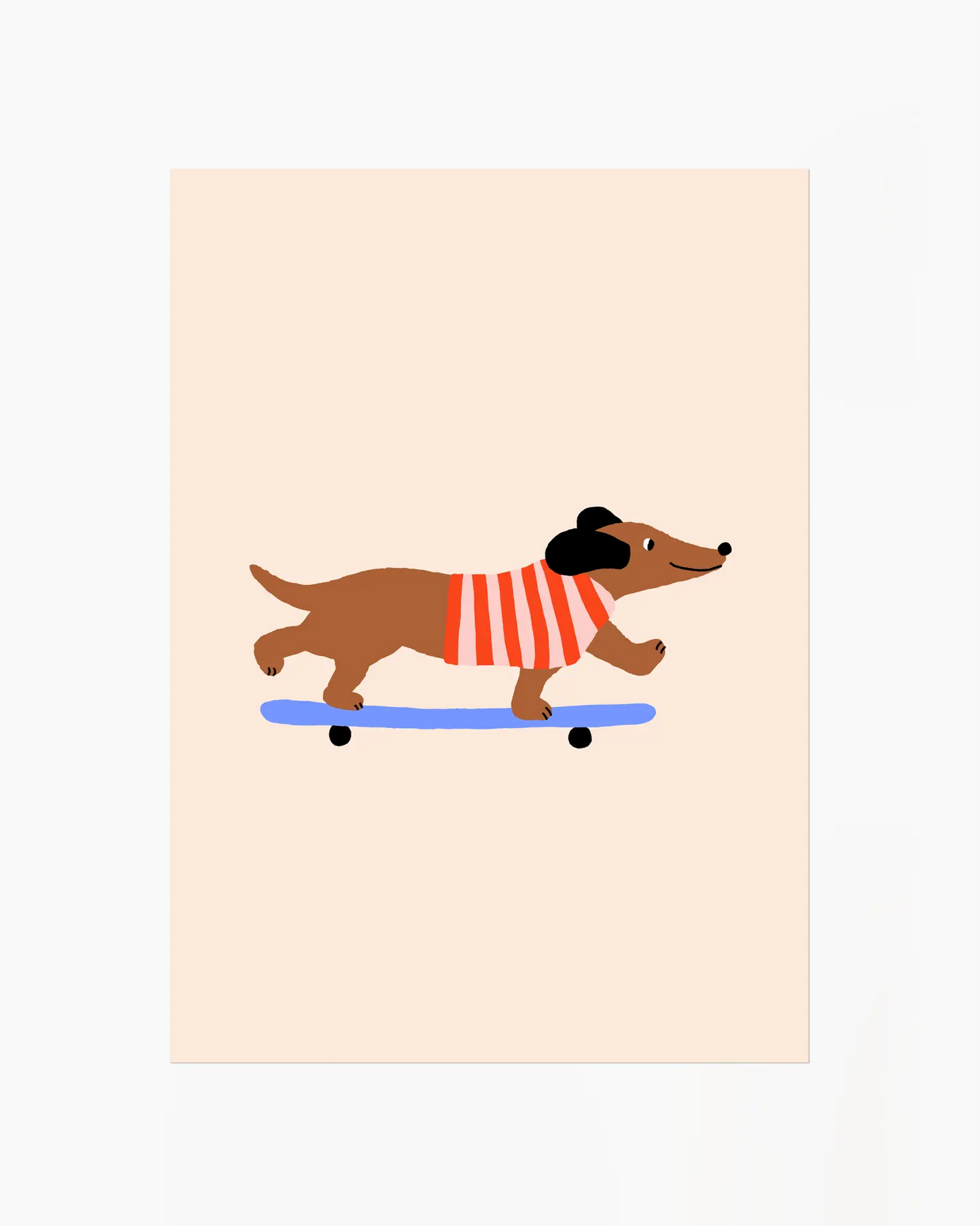 Barnrumstavla med en söt tax som åker skateboard mot beige bakgrund, perfekt för ett lekfullt barnrum.