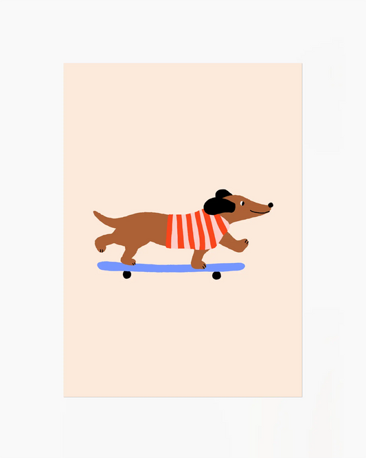 Barnrumstavla med en söt tax som åker skateboard mot beige bakgrund, perfekt för ett lekfullt barnrum.