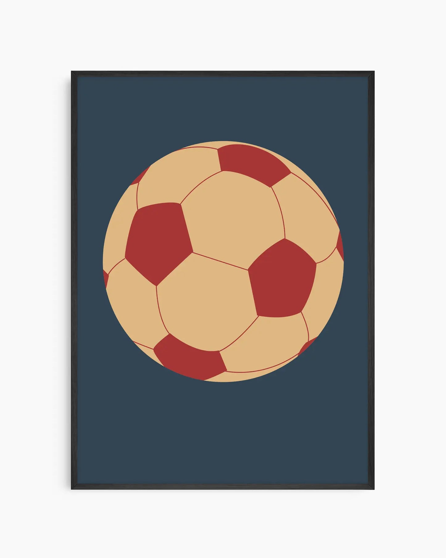 Tavla med stiliserad handritad fotboll i ockra och rött mot mörk blå bakgrund, inramad i svart träram.