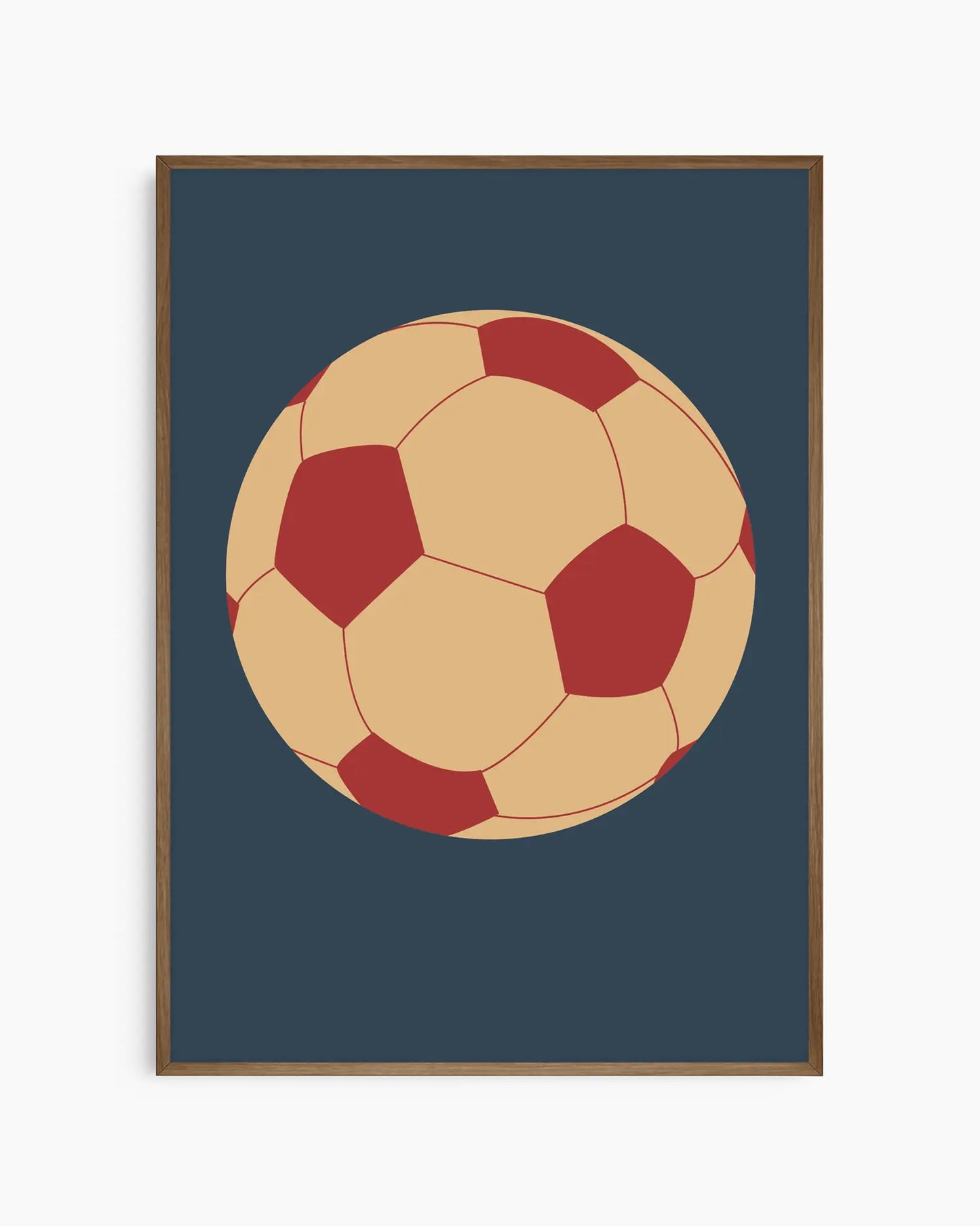 Poster med illustrerad fotboll i varma toner mot djup blå bakgrund, inramad i mörk ekram.