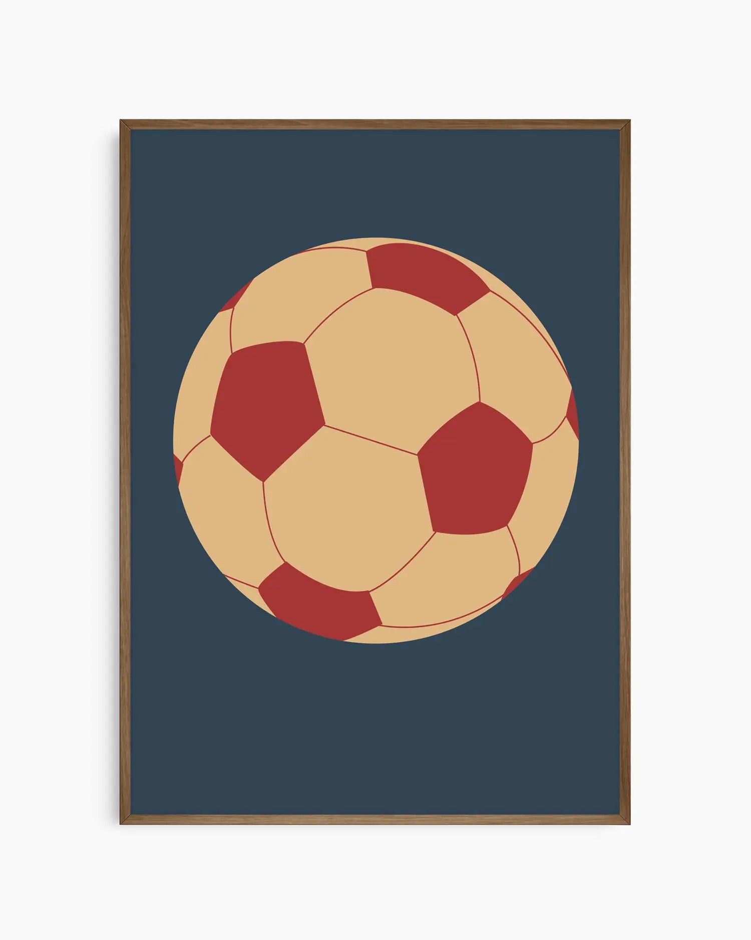 Poster med illustrerad fotboll i varma toner mot djup blå bakgrund, inramad i mörk ekram.