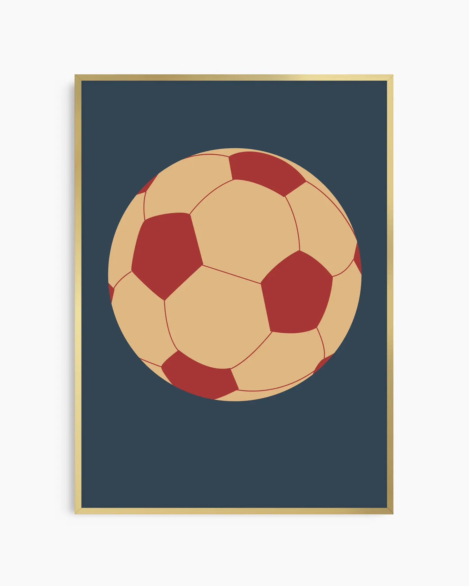 Väggkonst med lekfull fotboll i ockra och rött mot mörkblå fond, inramad i guld aluminiumram.