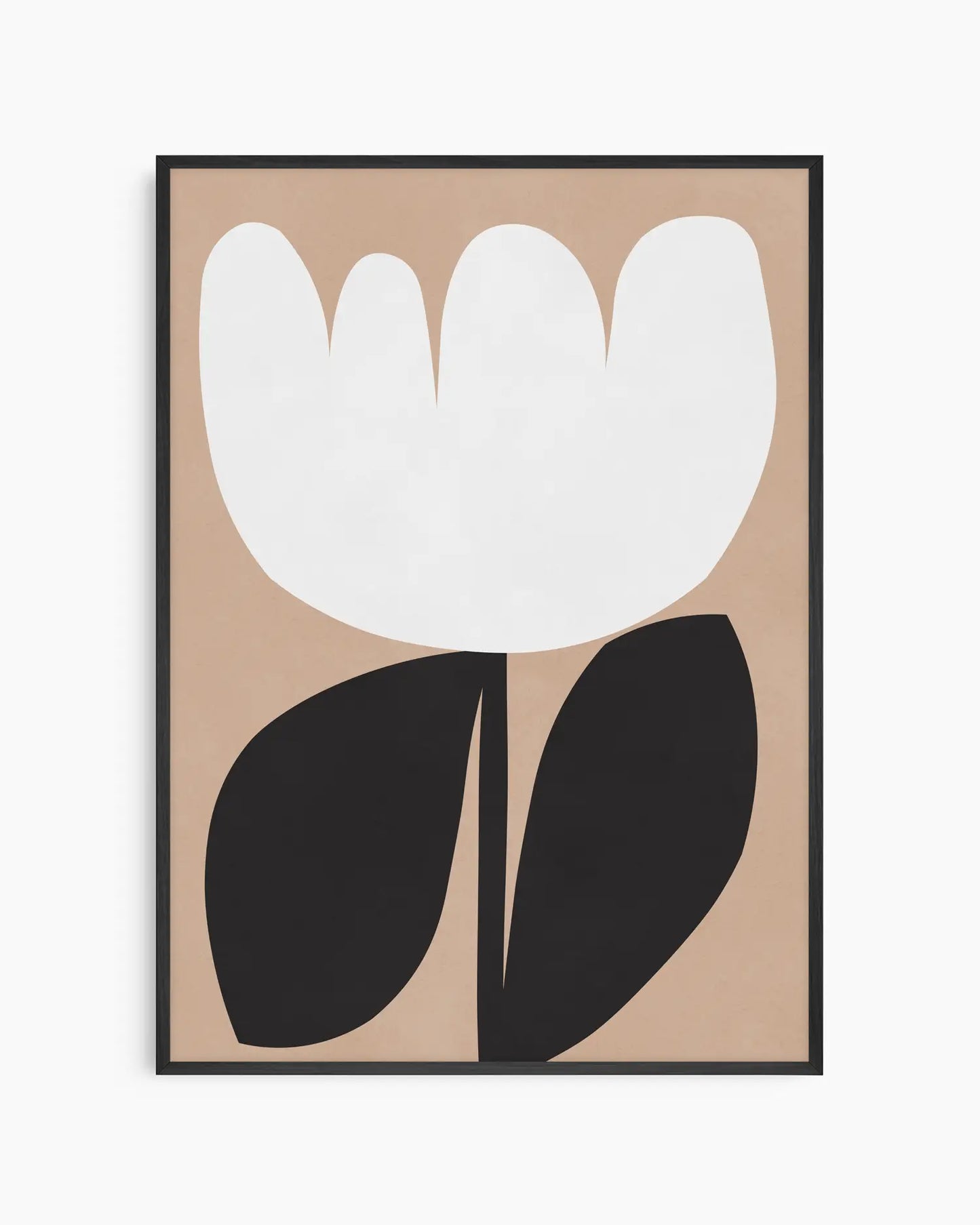 Tavla med stiliserad vit blomma och svarta blad mot beige bakgrund, inramad i svart träram.