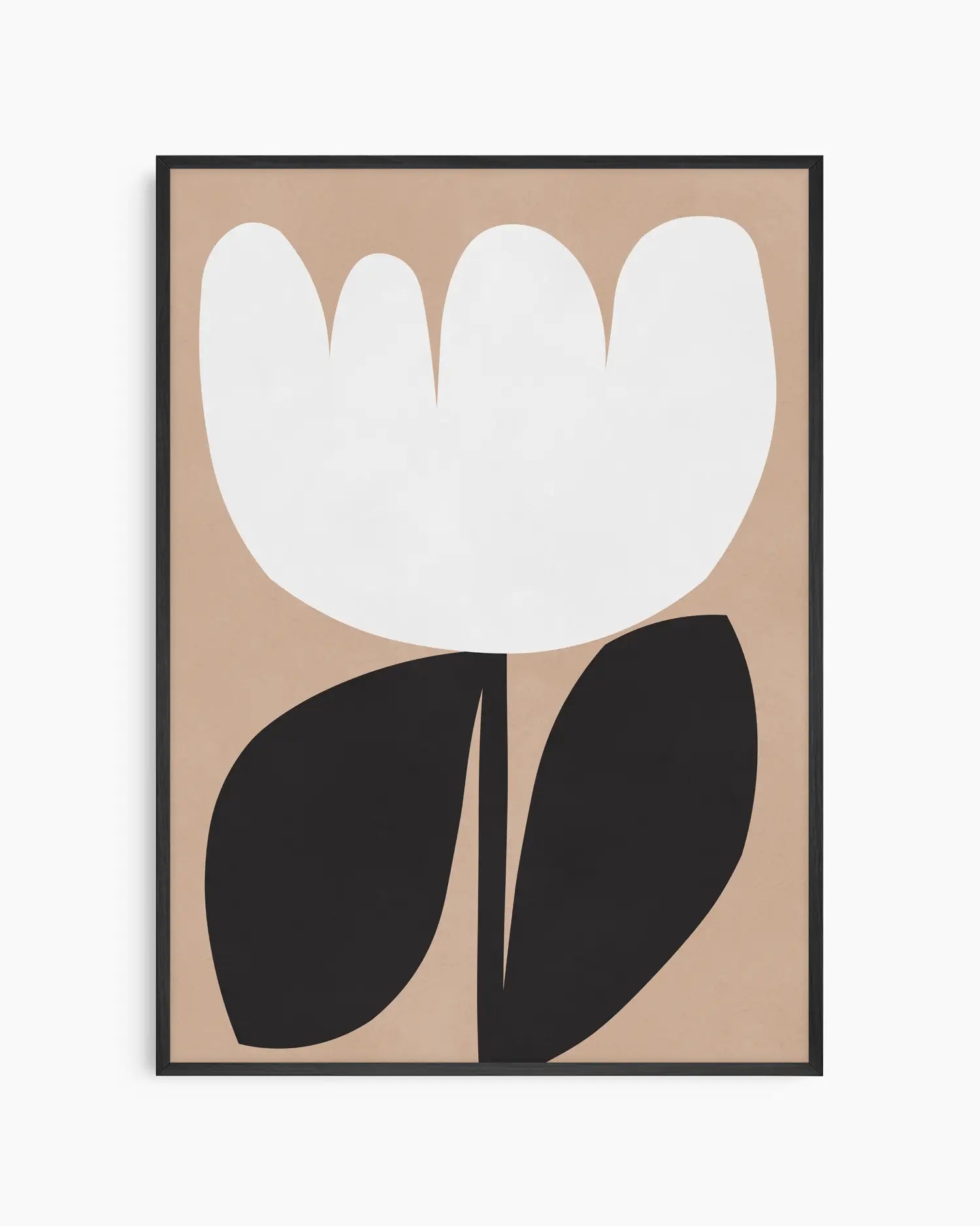 Tavla med stiliserad vit blomma och svarta blad mot beige bakgrund, inramad i svart träram.