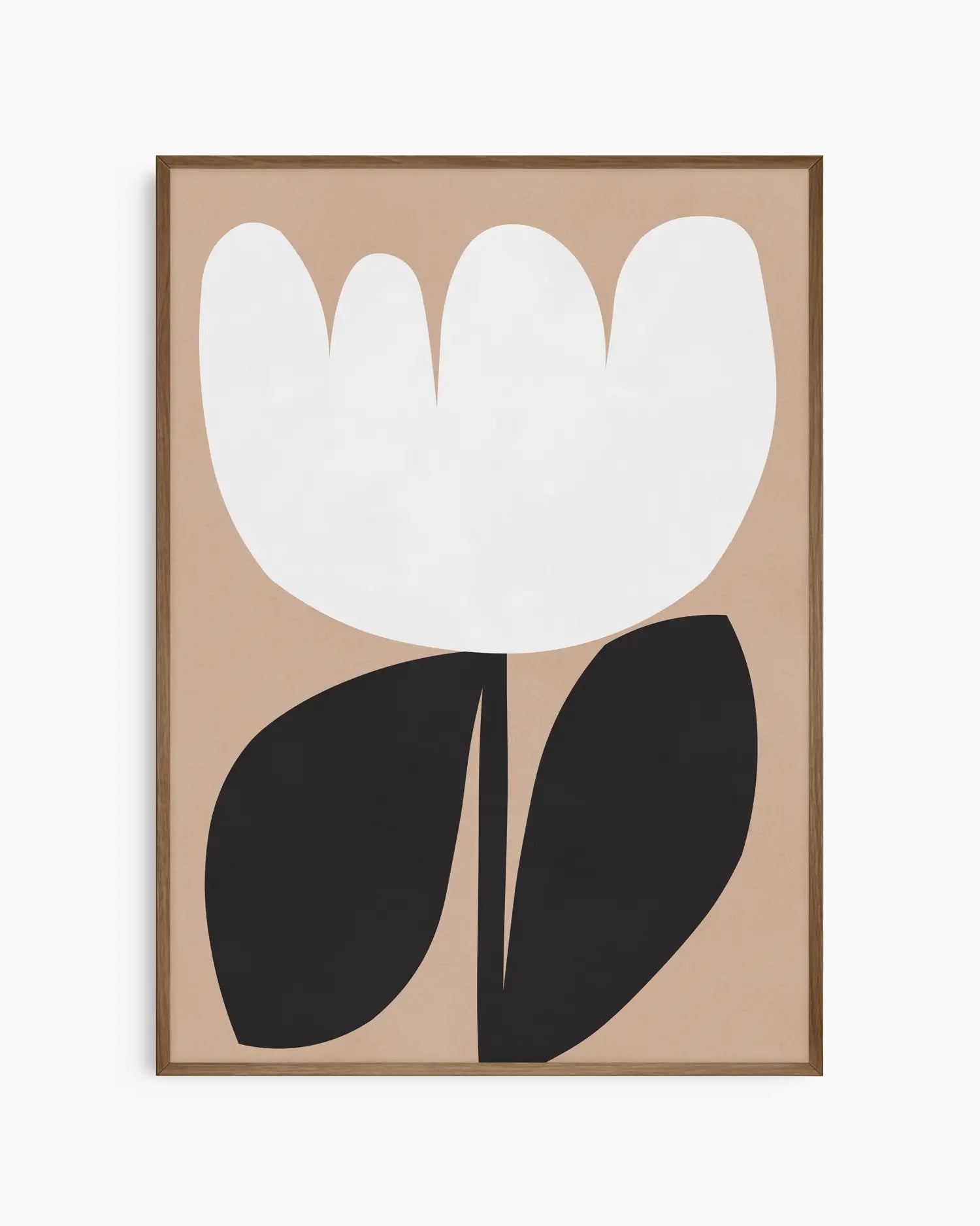 Väggkonst med minimalistisk vit blomma och kontrasterande blad, inramad i mörk ekram.