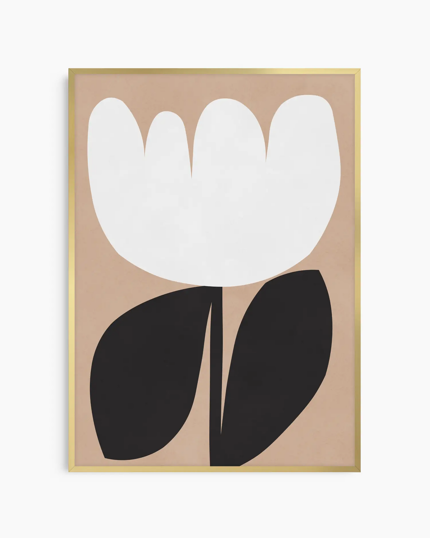 Poster med grafisk blomma i vitt och svart på beige ton, inramad i guld aluminiumram.