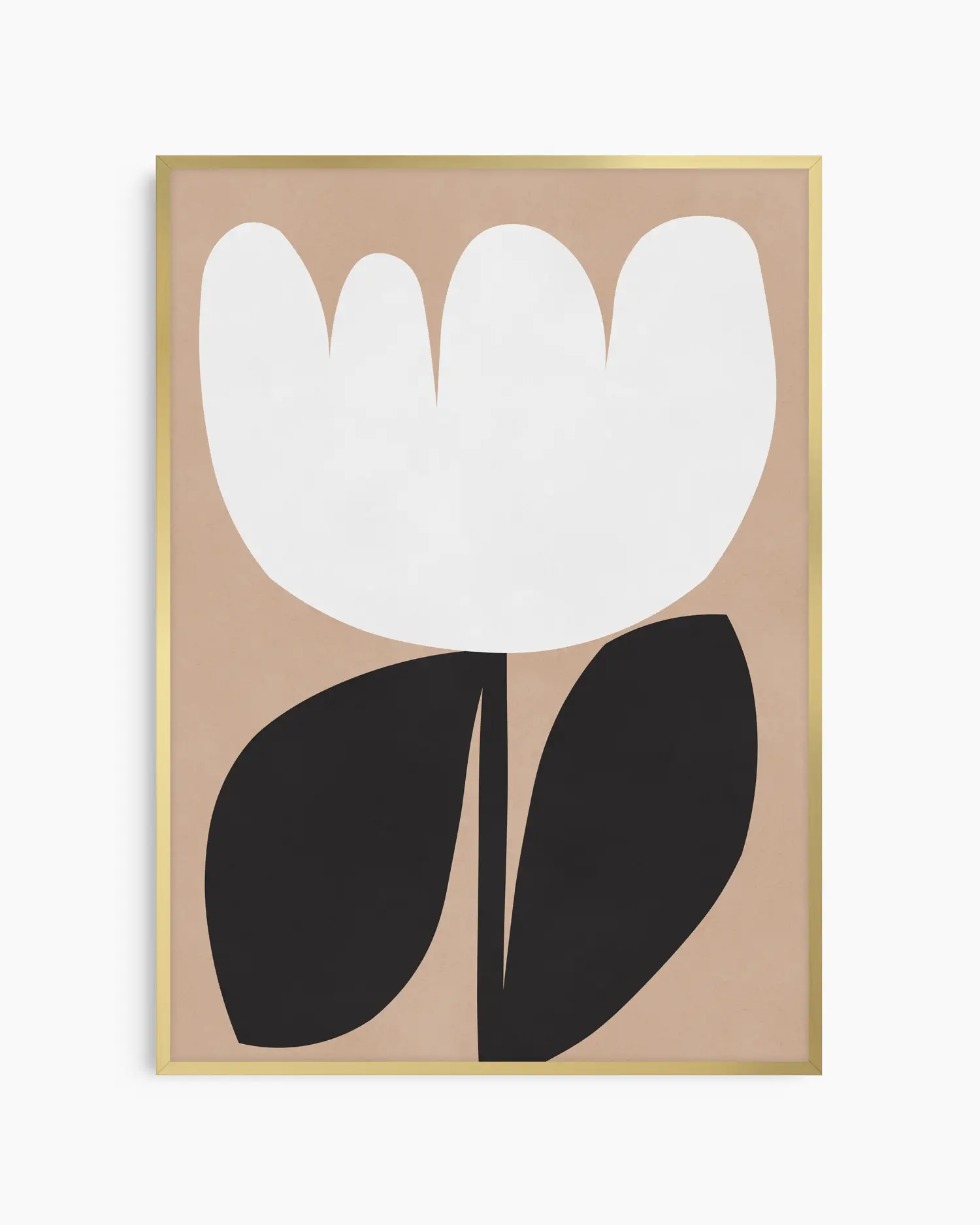 Poster med grafisk blomma i vitt och svart på beige ton, inramad i guld aluminiumram.