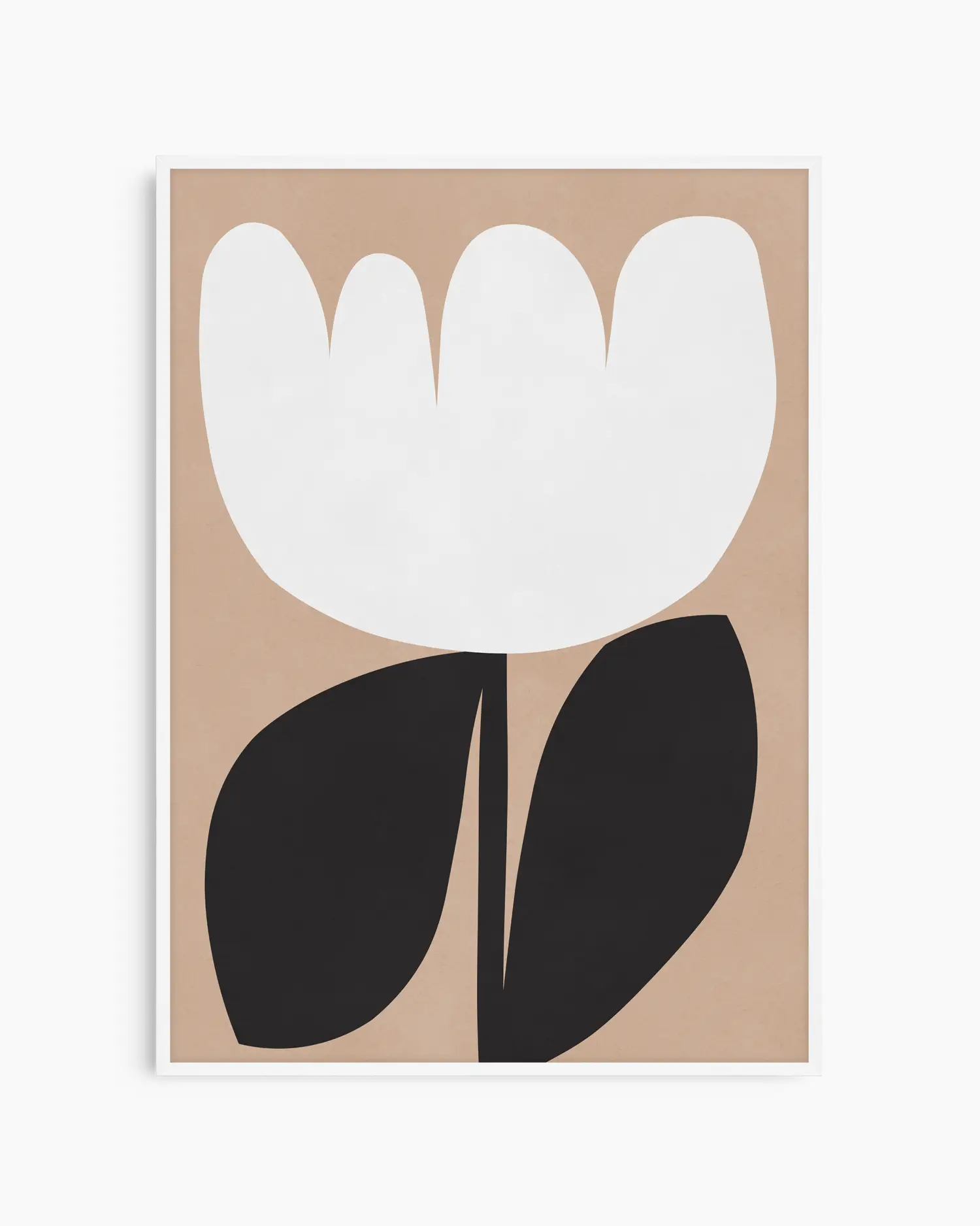 Väggkonst med enkel blomform i vitt och svart mot varm beige bakgrund, inramad i vit träram.