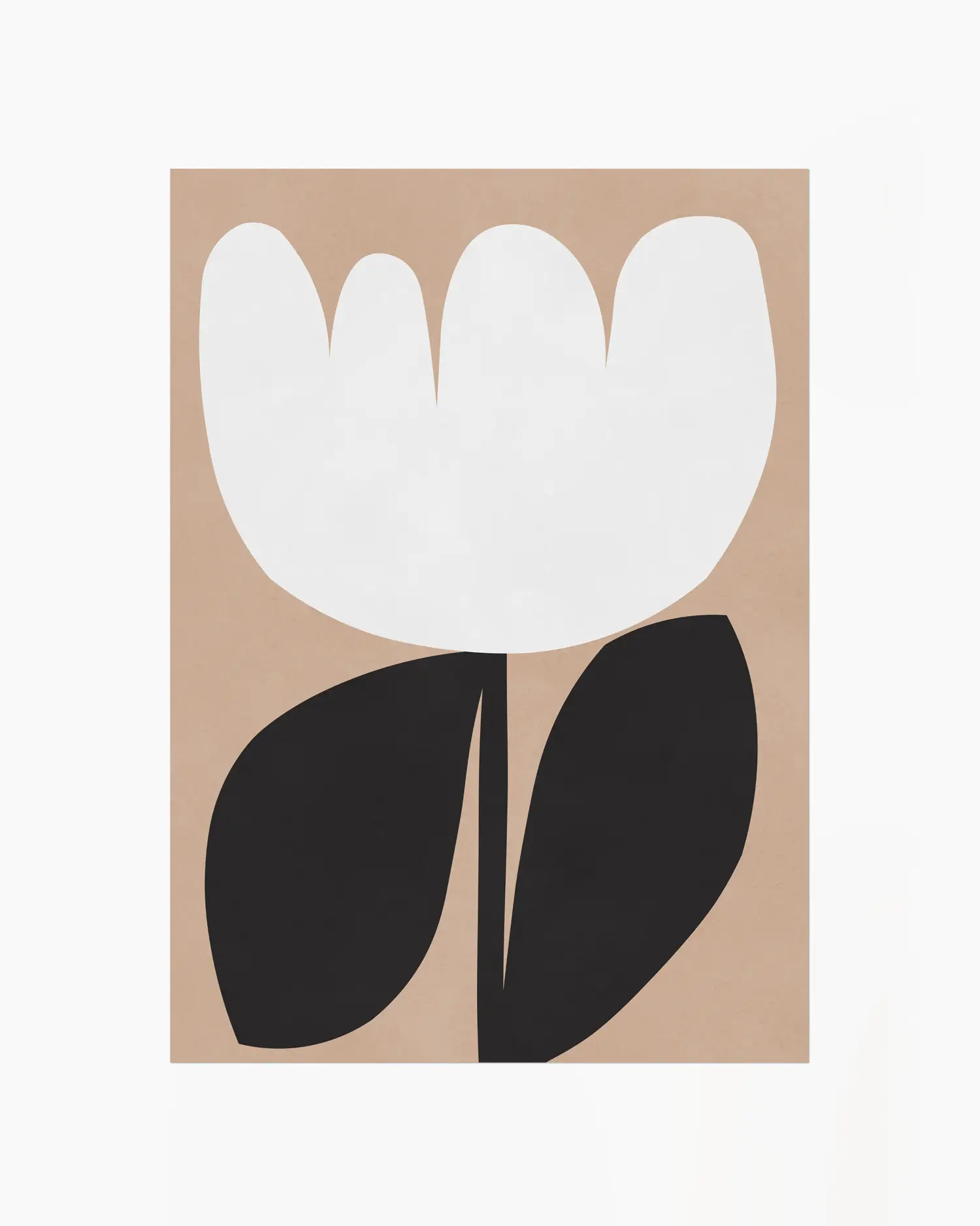 Poster med stilren blomma i vitt och svart på beige bakgrund, perfekt som modern väggkonst.