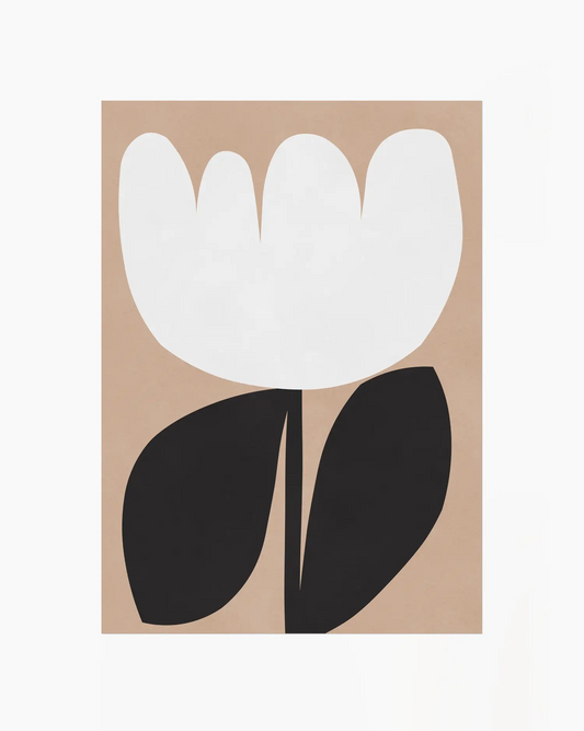 Poster med stilren blomma i vitt och svart på beige bakgrund, perfekt som modern väggkonst.