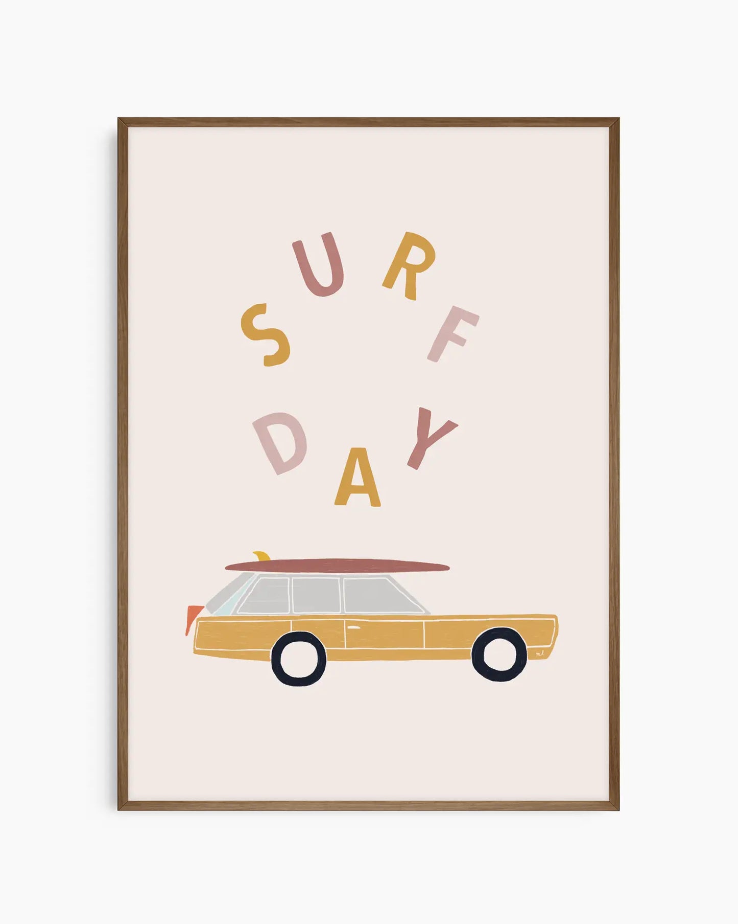 Barnrumstavla med retro bilmotiv och texten "SURF DAY", inramad i mörk ekram.