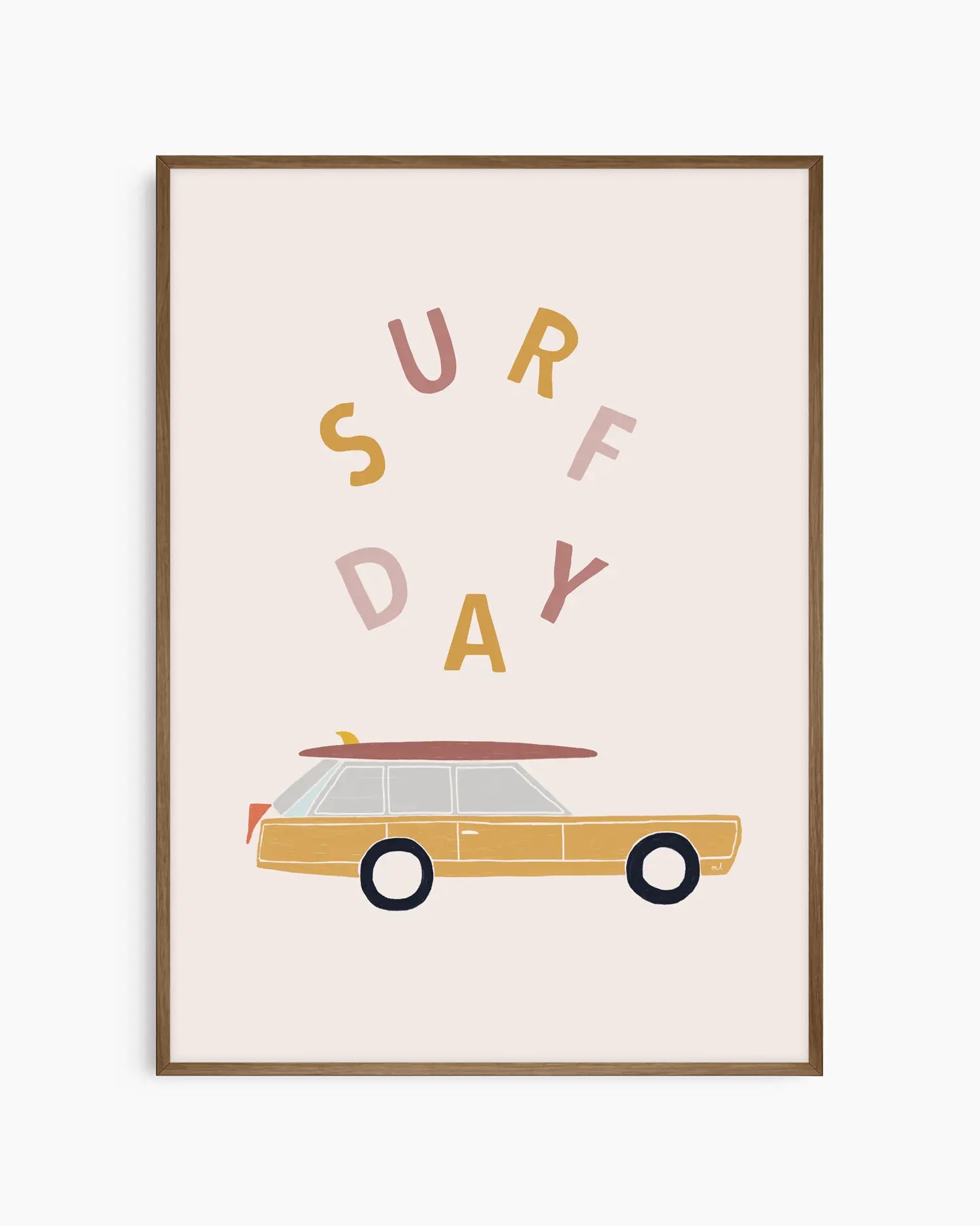 Barnrumstavla med retro bilmotiv och texten "SURF DAY", inramad i mörk ekram.
