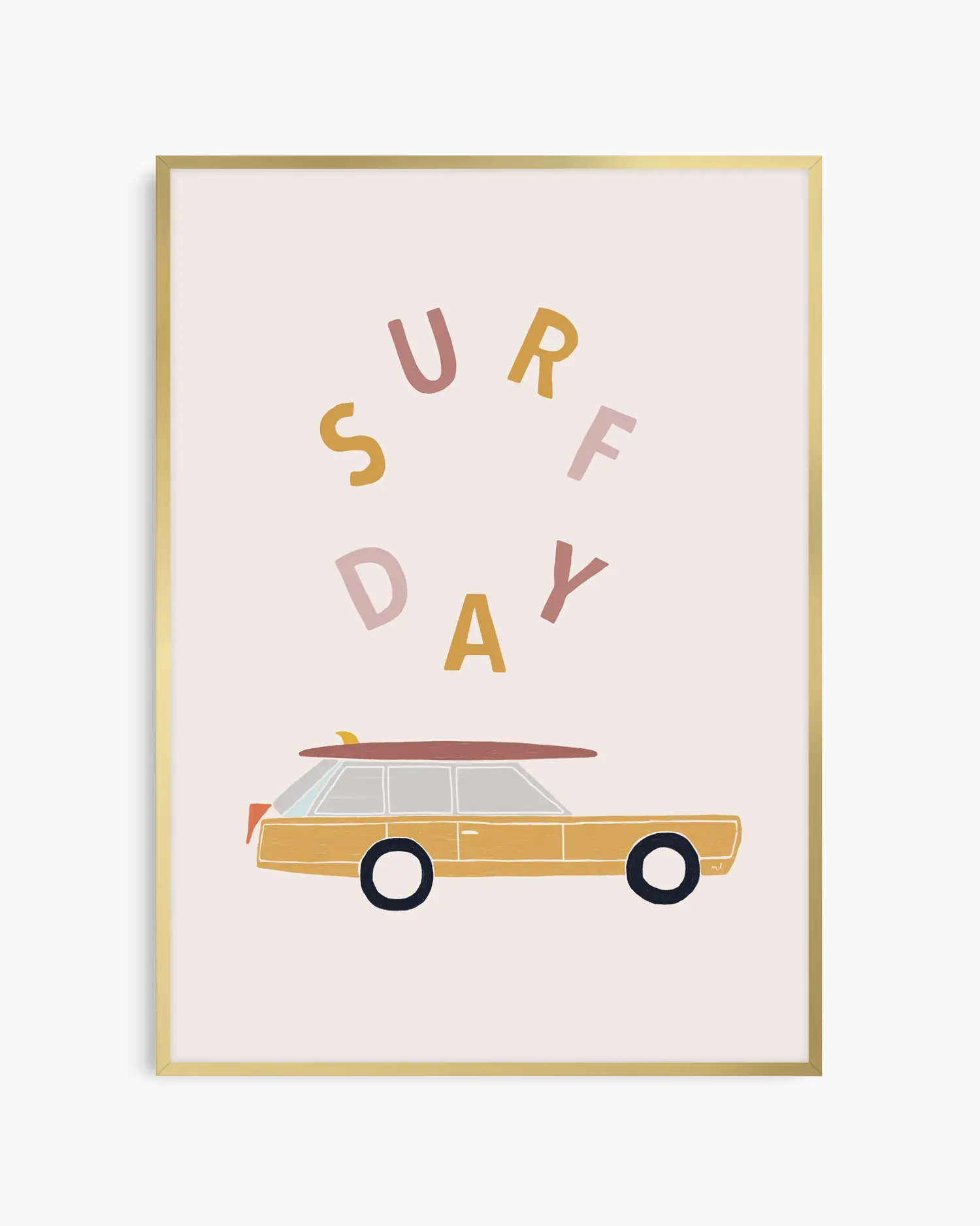 Väggkonst för barnrum med lekfull surfbil och texten "SURF DAY", inramad i guld aluminiumram.