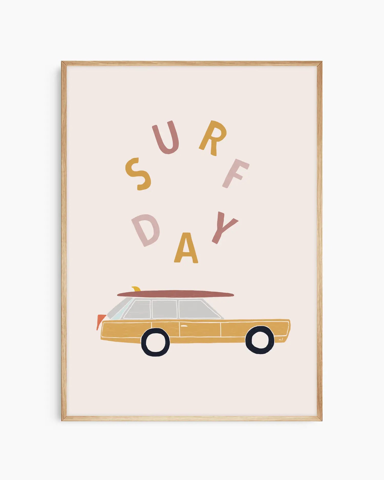 Barnrumstavla med bil och surfbräda samt texten "SURF DAY", inramad i vit träram.