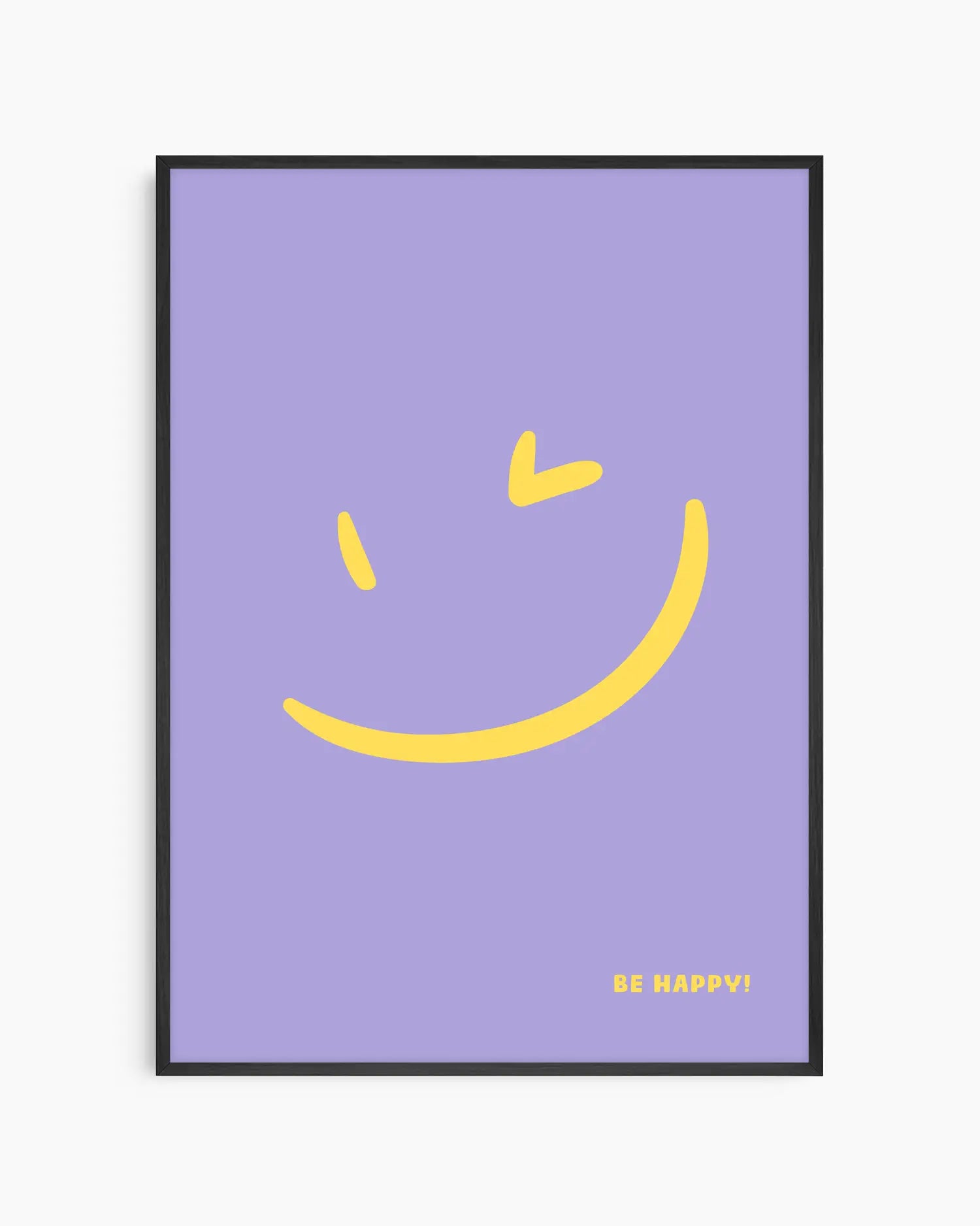 Barntavla med texten "BE HAPPY!" och ett gult leende ansikte mot lila bakgrund, inramad i svart träram. En enkel men glad design som sprider positiv energi.