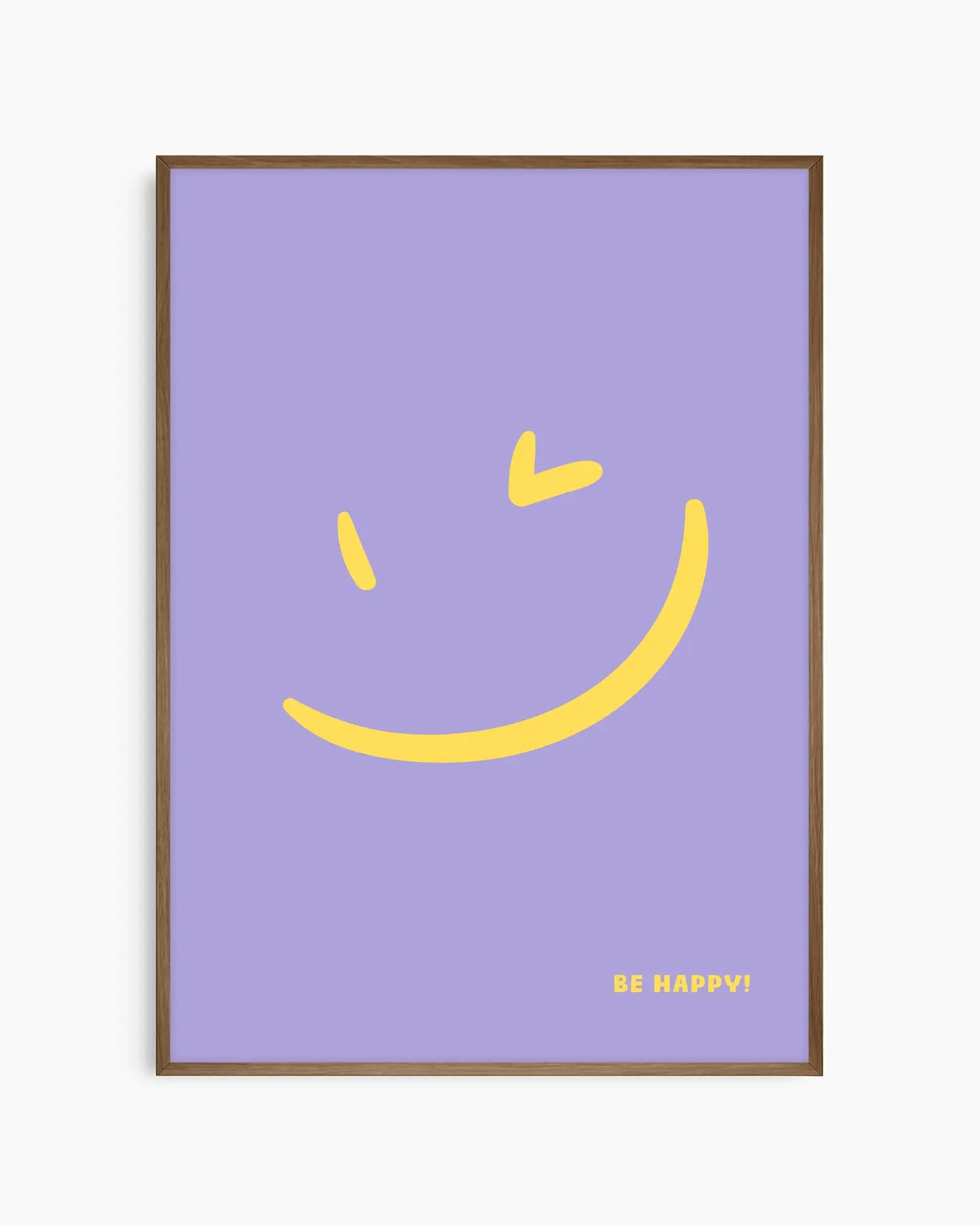 "BE HAPPY!" barntavla med gult smiley-ansikte på lila bakgrund, inramad i mörk träram. En varm och harmonisk kombination som passar perfekt i barnrum.