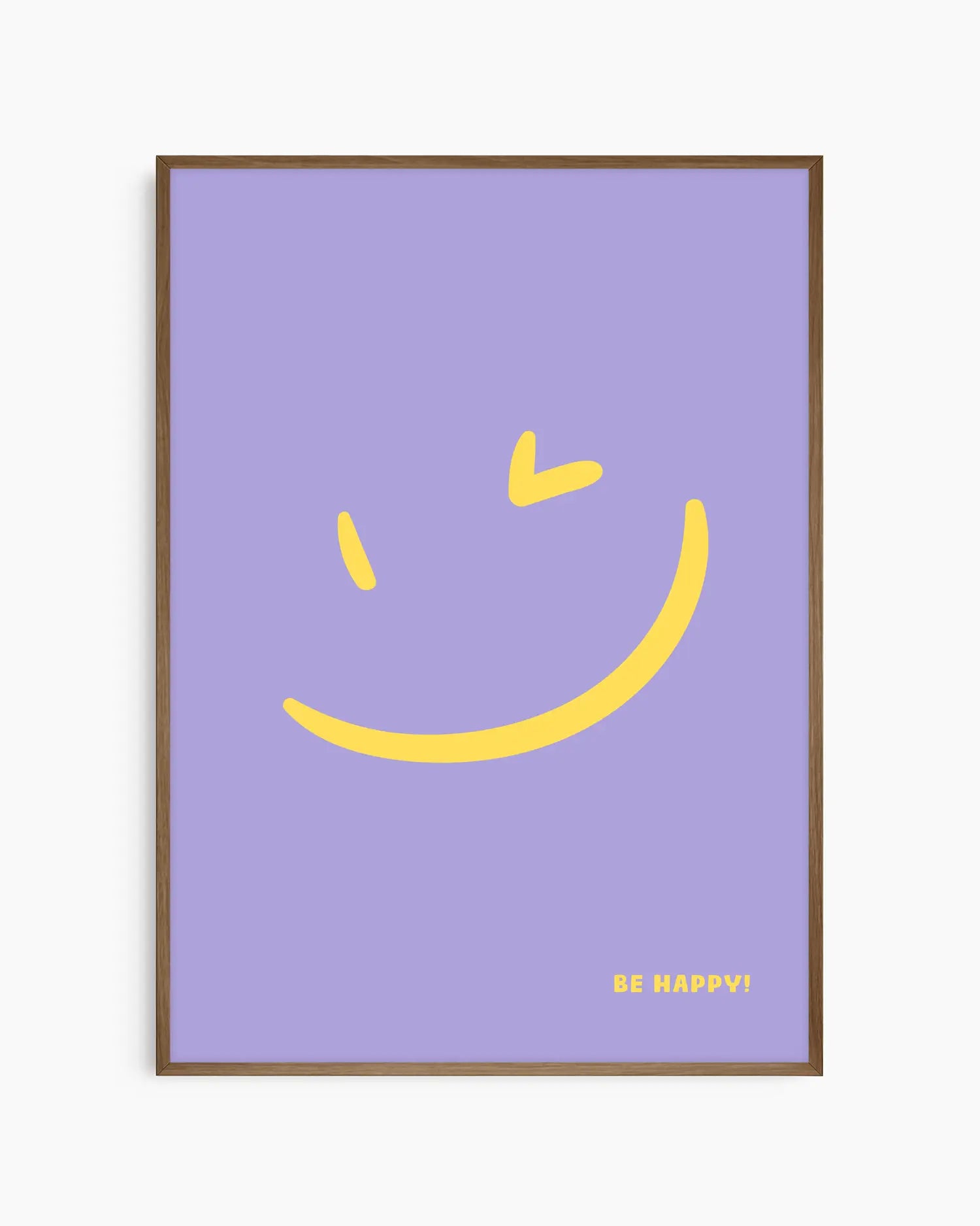"BE HAPPY!" barntavla med gult smiley-ansikte på lila bakgrund, inramad i mörk träram. En varm och harmonisk kombination som passar perfekt i barnrum.