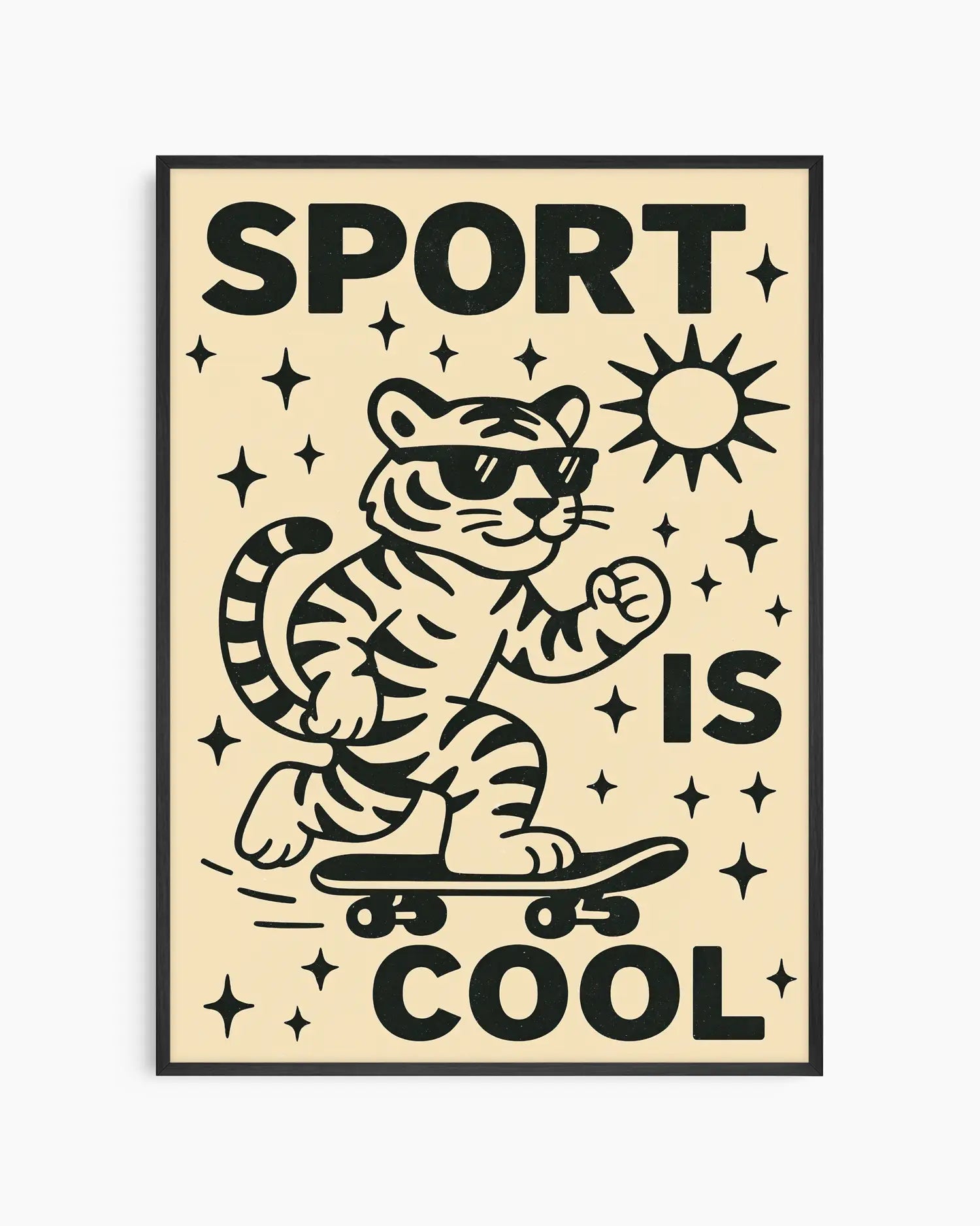 Barntavla med skateboardåkande tiger och texten "Sport Is Cool" på ljus bakgrund, modern väggkonst som inspirerar till lek och rörelse.