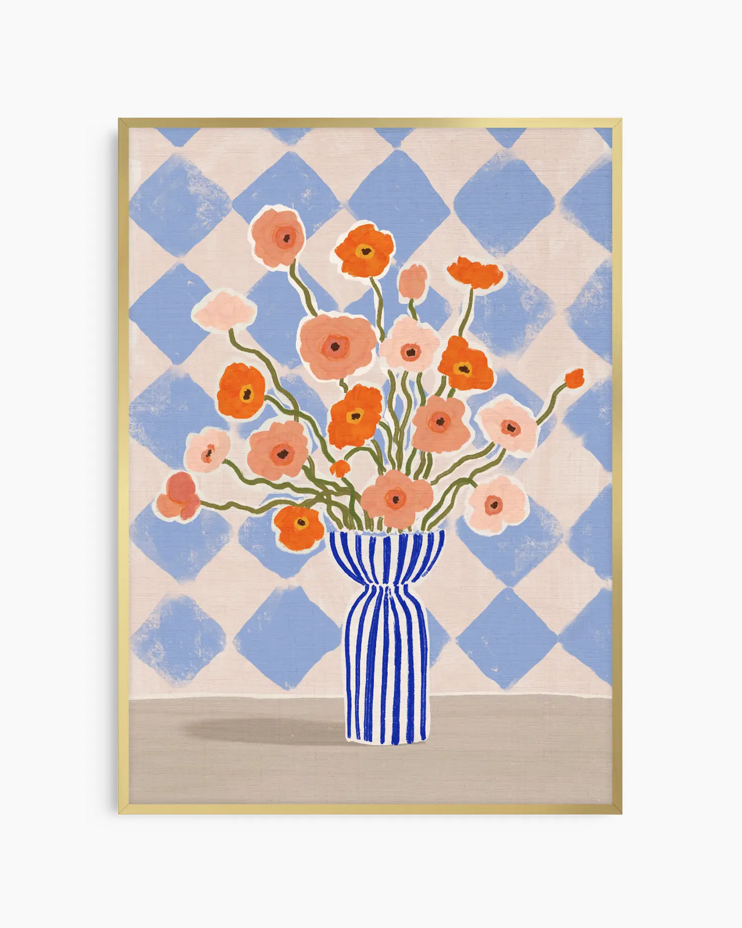 Inramad väggkonst med en charmig vas och spröda blommor i mjuka nyanser, stående framför ett konstnärligt blå-rutigt mönster. Den tunna guldramen lyfter motivet och tillför en elegant, ljus detalj till rummet.
