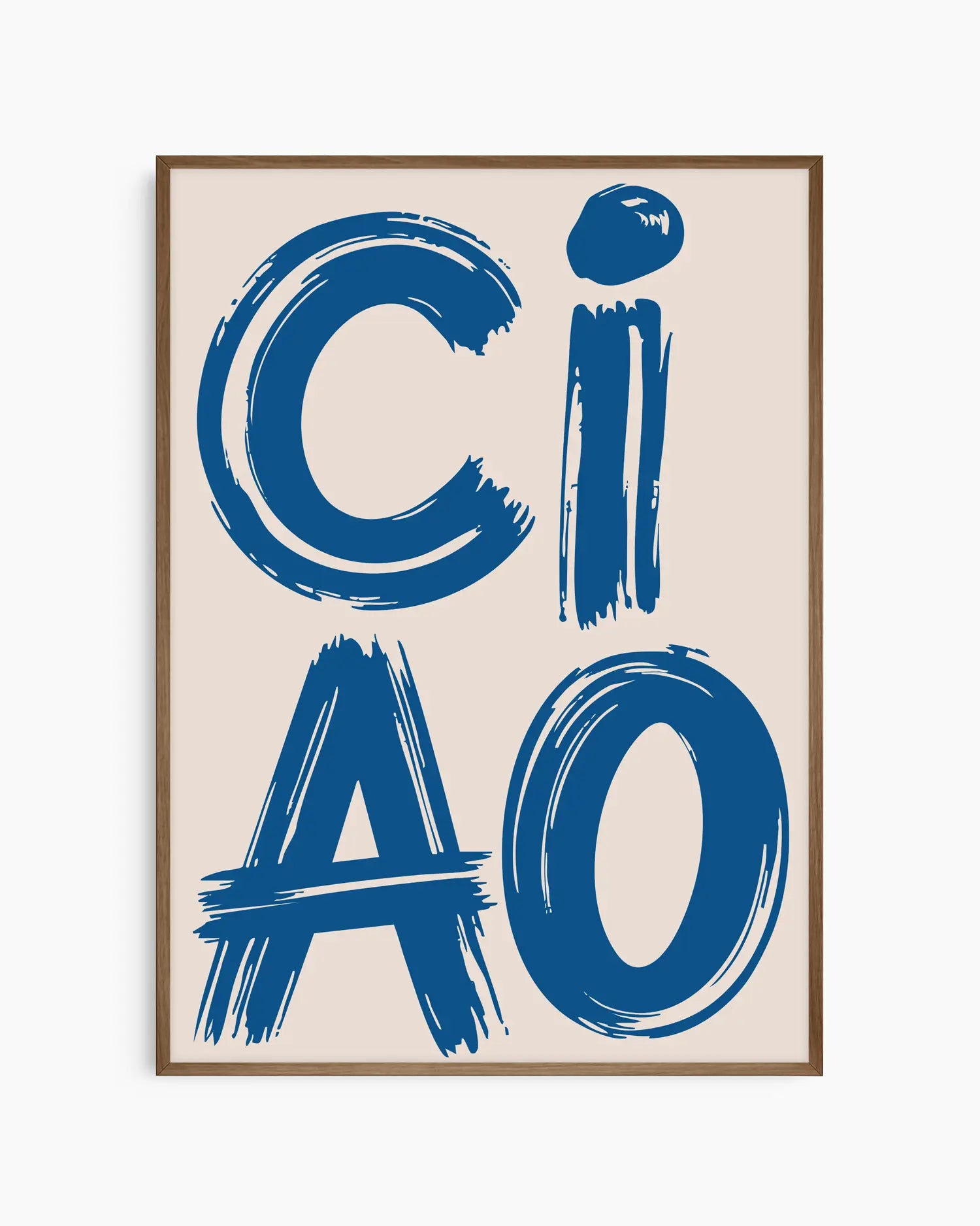 "CIAO" barntavla med blå text och beige bakgrund, inramad i mörk träram. Den varma tonen på ramen skapar en harmonisk kontrast till den fräscha blå färgen.