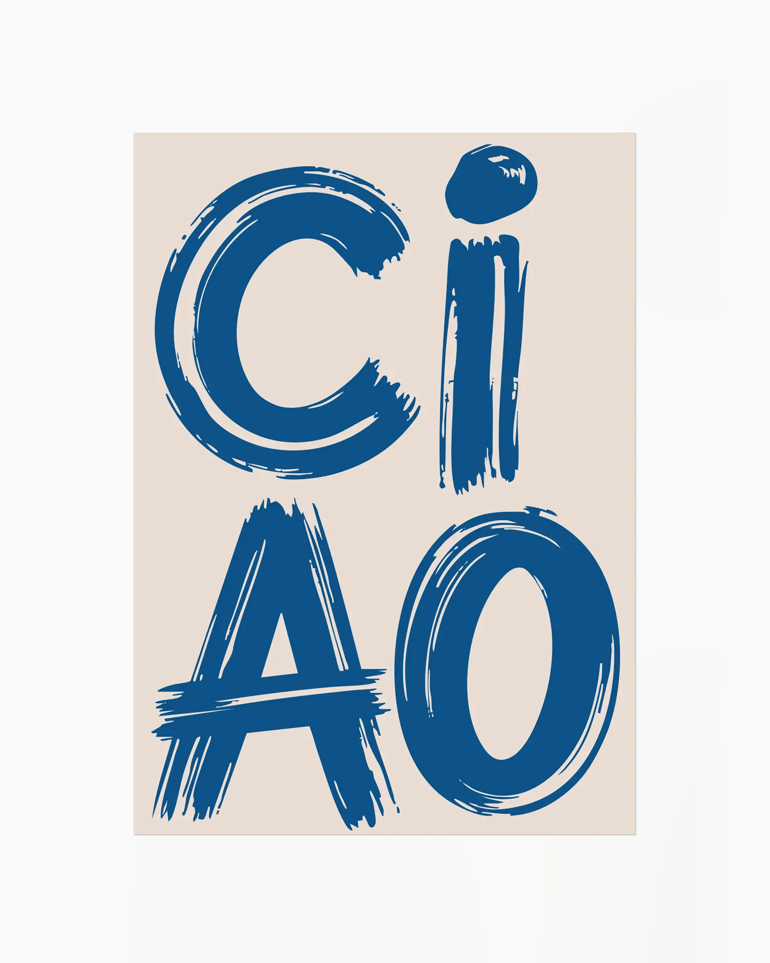 Barntavla med motiv av texten "CIAO" i penseldrag av klarblå färg mot beige bakgrund. En enkel men uttrycksfull design som passar i alla barnrum.