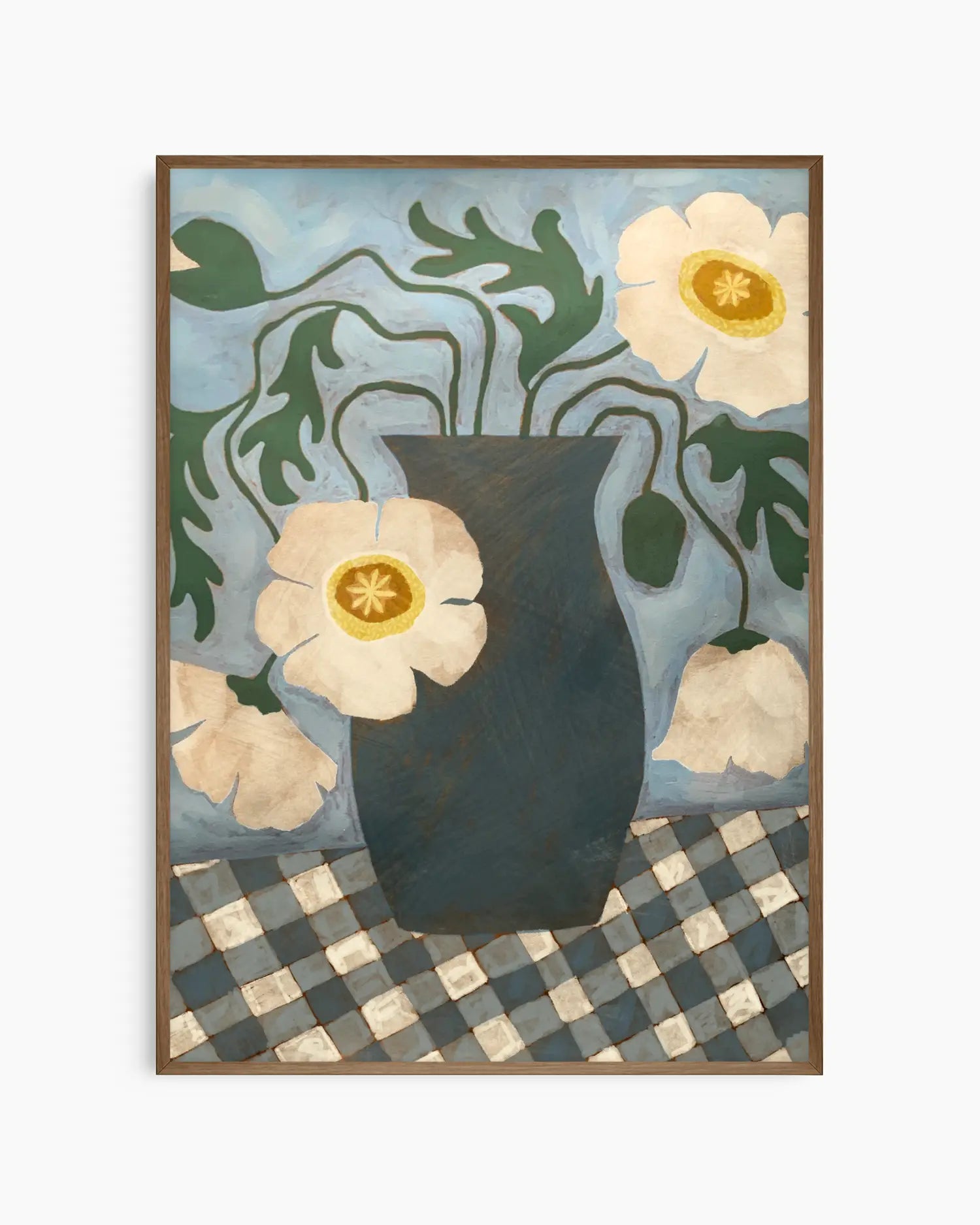 Inramad barntavla med blå vas och vita blommor mot mönstrad bordsyta i mörk ekram.