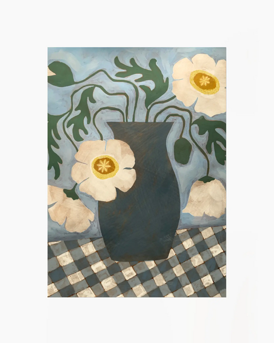 Barntavla med blå vas och vita blommor mot mönstrad bordsyta.