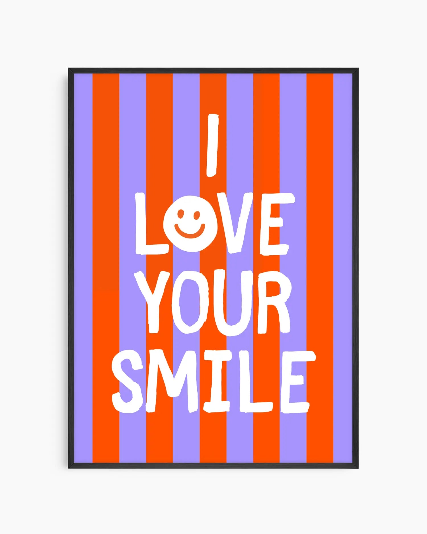 Barntavla med texten "I LOVE YOUR SMILE" och ett leende ansikte i bokstaven O, mot röd- och lila-randig bakgrund, inramad i svart träram. En färgstark och glad väggdekoration som sprider positiv energi.