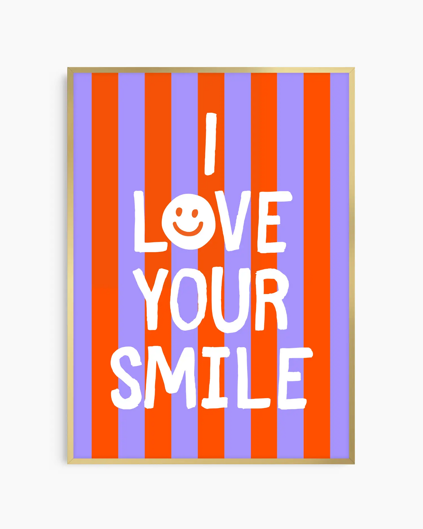 "I LOVE YOUR SMILE" barntavla med röd- och lila-randigt motiv och vit text, inramad i guld aluminiumram. En glädjefylld och elegant detalj som lyser upp rummet.