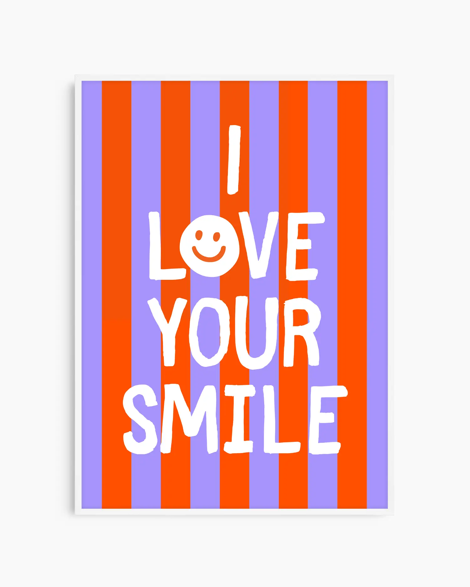Barntavla med vit text "I LOVE YOUR SMILE" och ett smiley-ansikte mot randig bakgrund i rött och lila, inramad i vit träram. En ljus och positiv inredningsdetalj som passar både barnrum och babyrum.